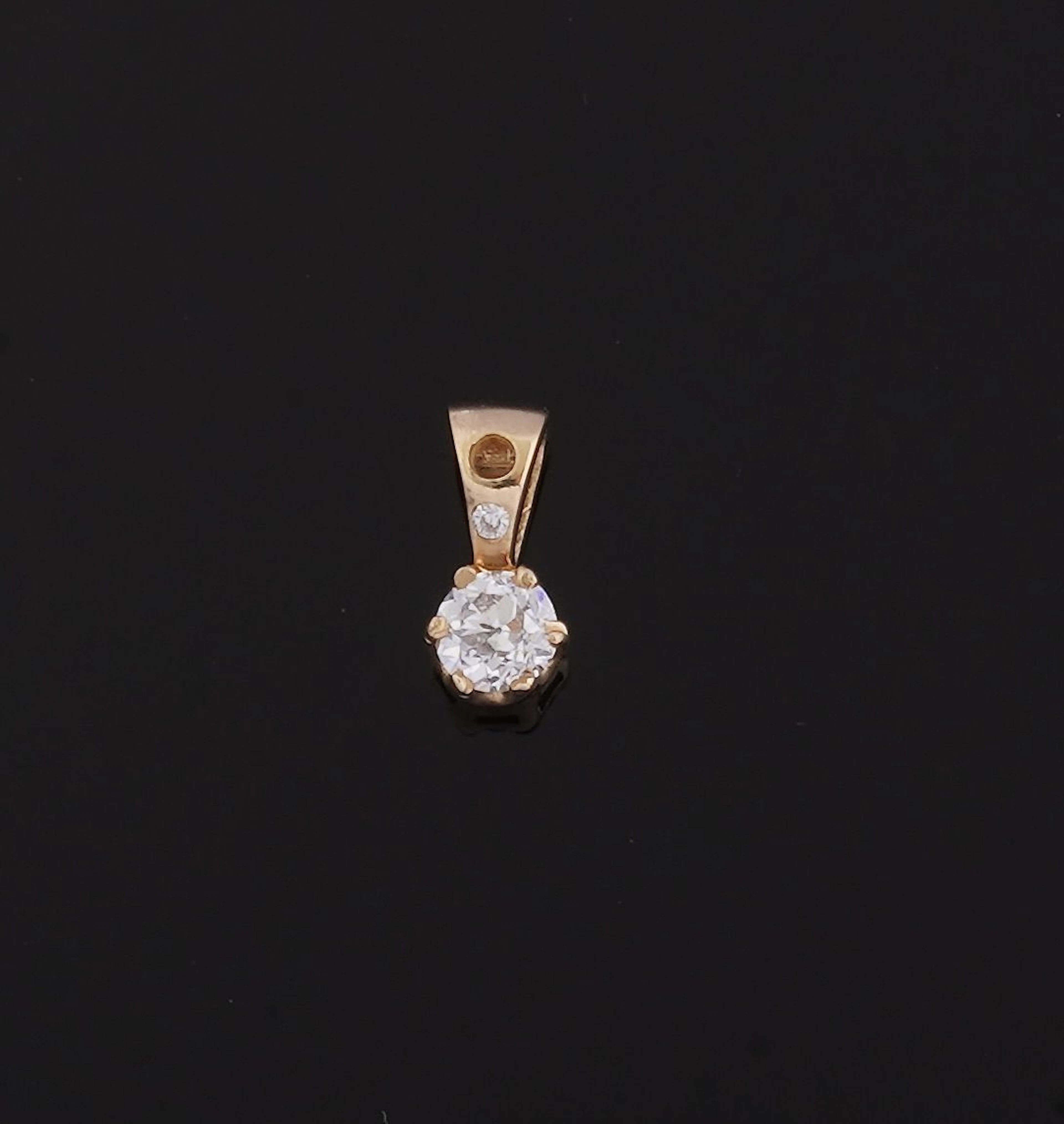 Pendant in 18K yellow gold 750 thousandths set with an old b - Lot 225