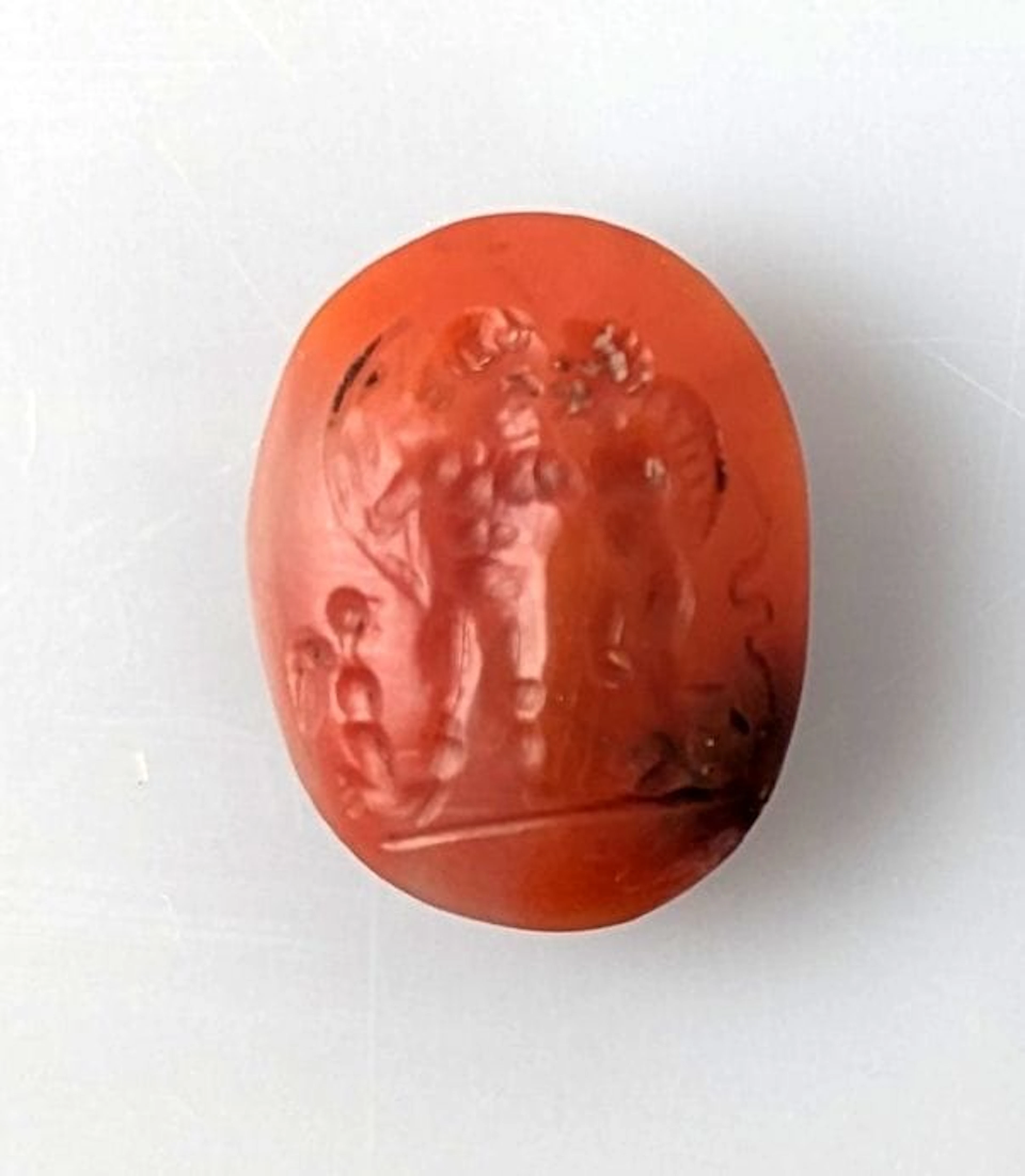 *An intaglio depicting two gods, one armed with a bow, the o - Lot 150