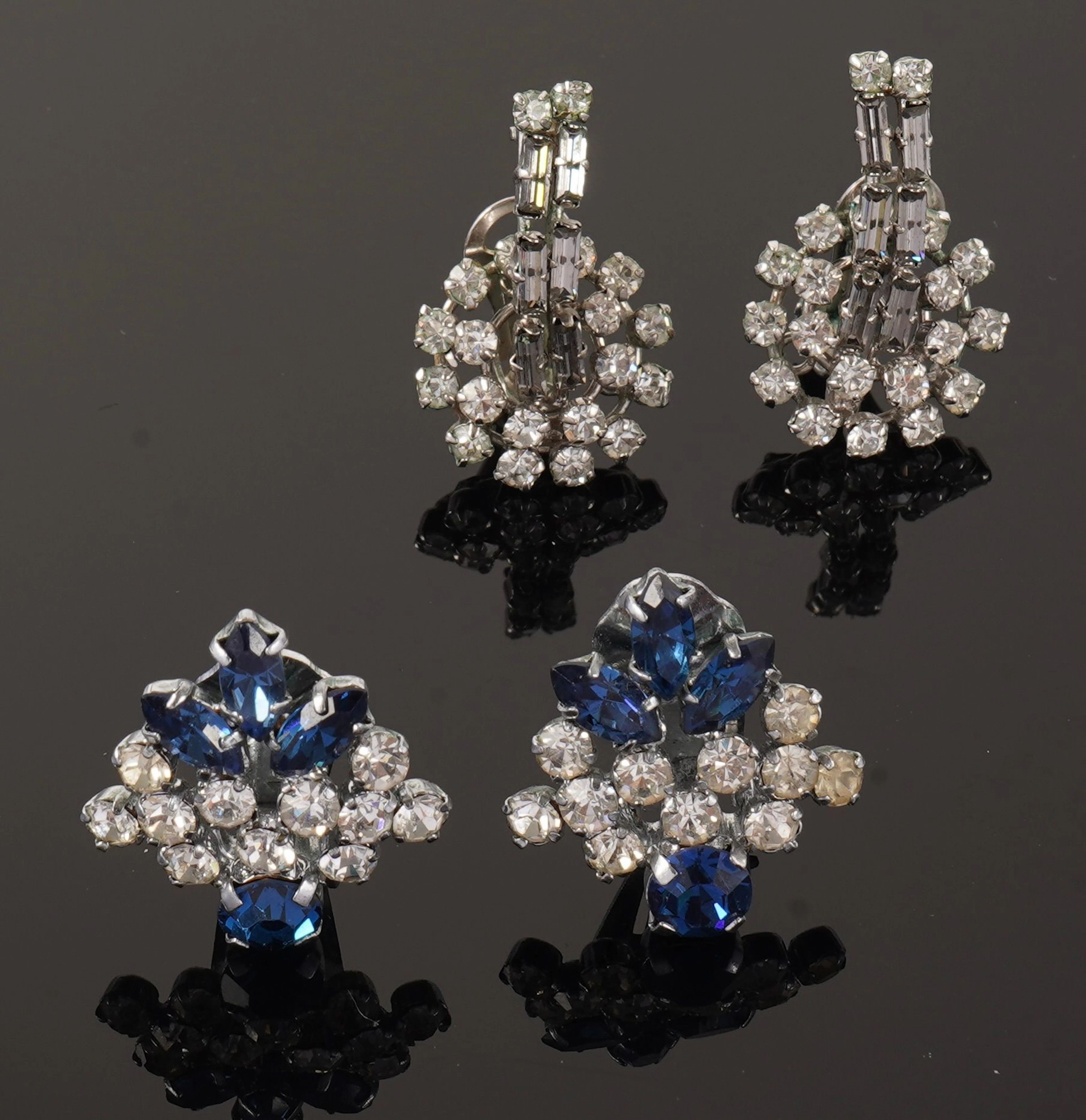 Two pairs of metal ear clips: - Lot 40