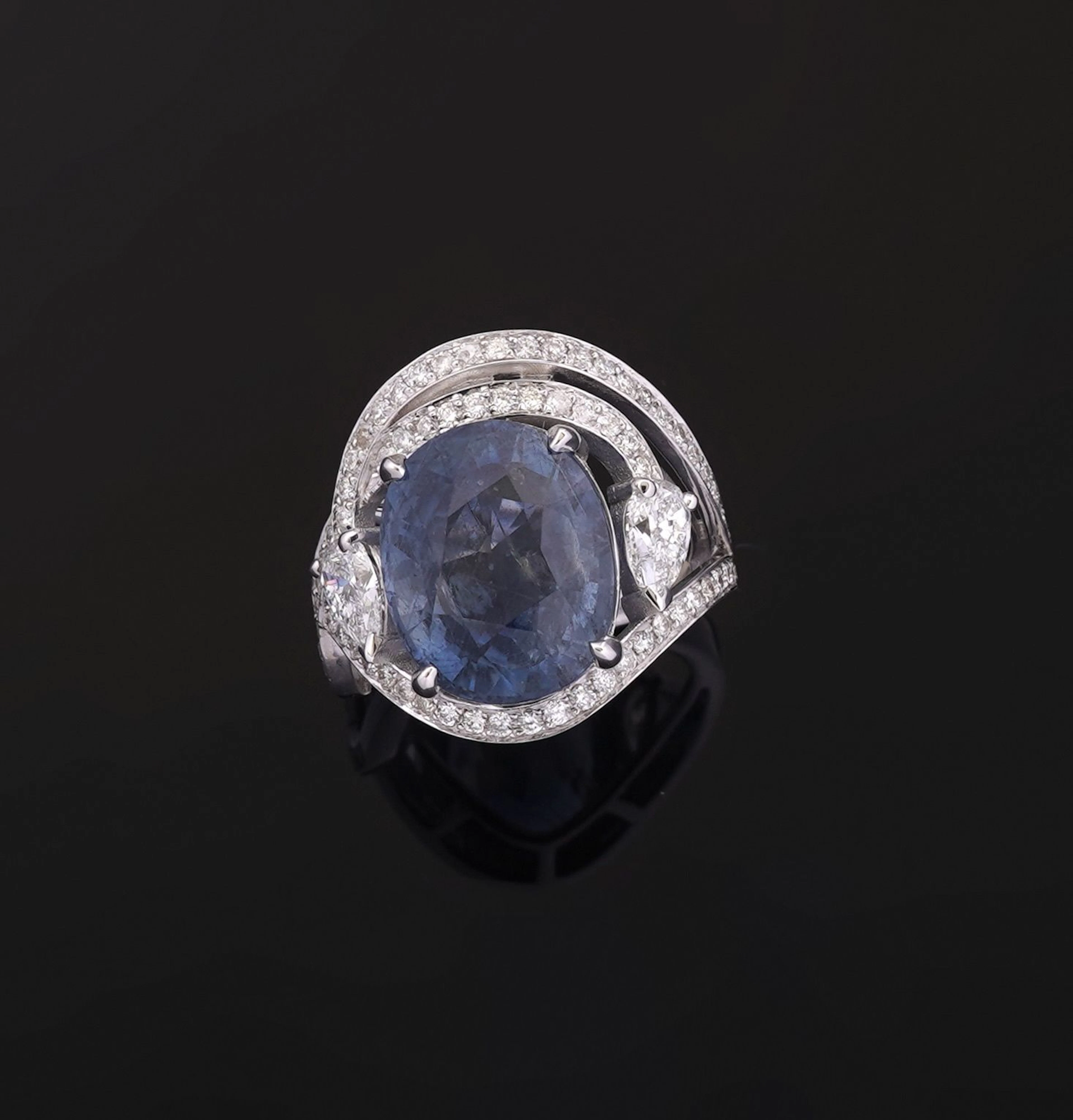 An 18k white gold ring (750 parts per thousand) featuring a - Lot 323