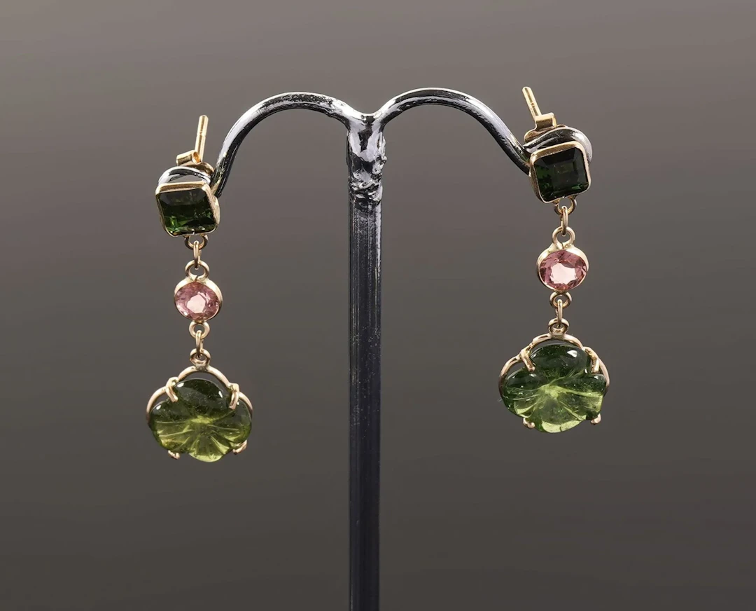 Pair of 18k yellow gold earrings (750) featuring a flower-cu - Lot 206
