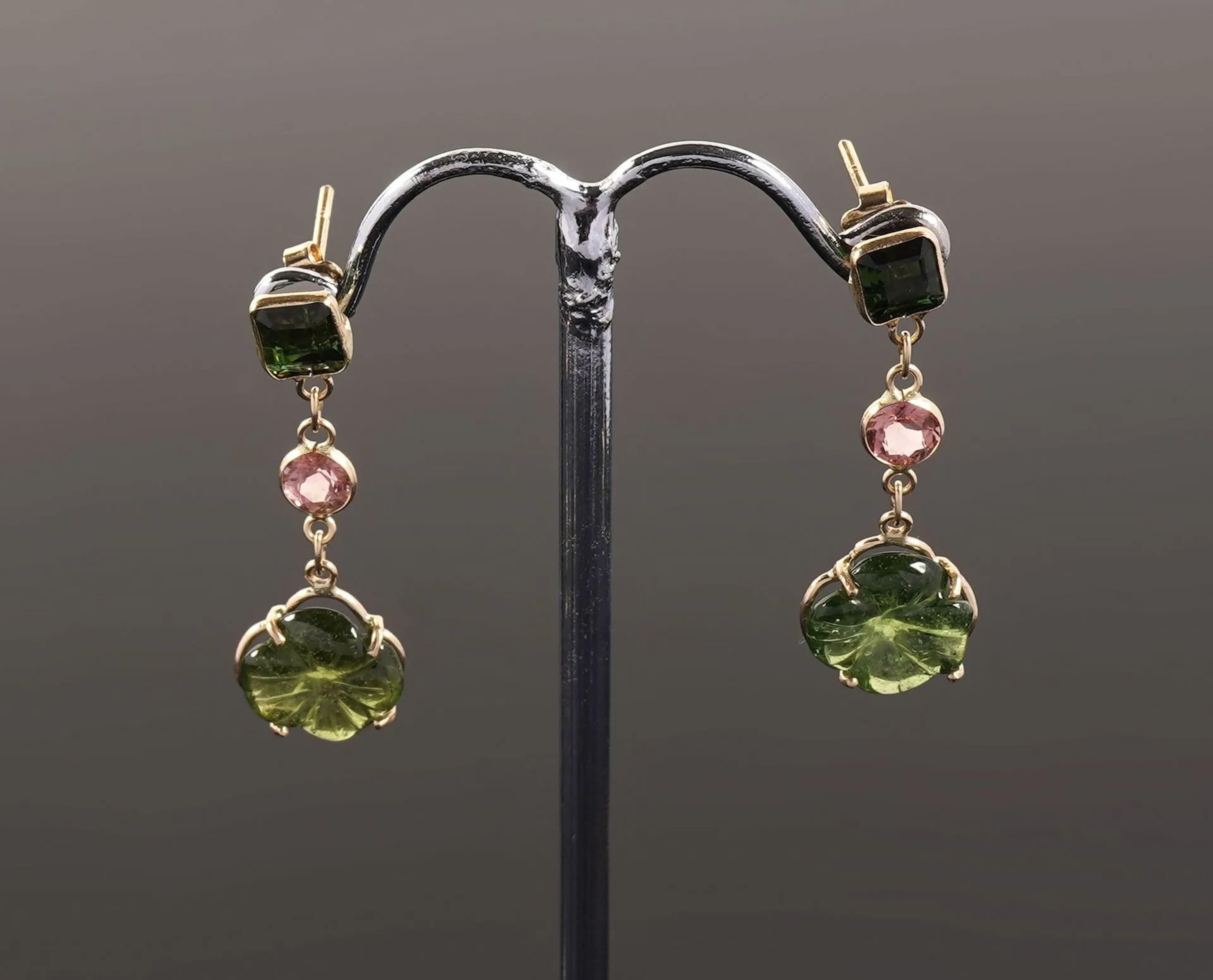 Pair of 18k yellow gold earrings (750) featuring a flower-cu - Lot 206