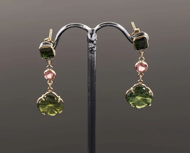 Pair of 18k yellow gold earrings (750) featuring a flower-cu - Lot 206