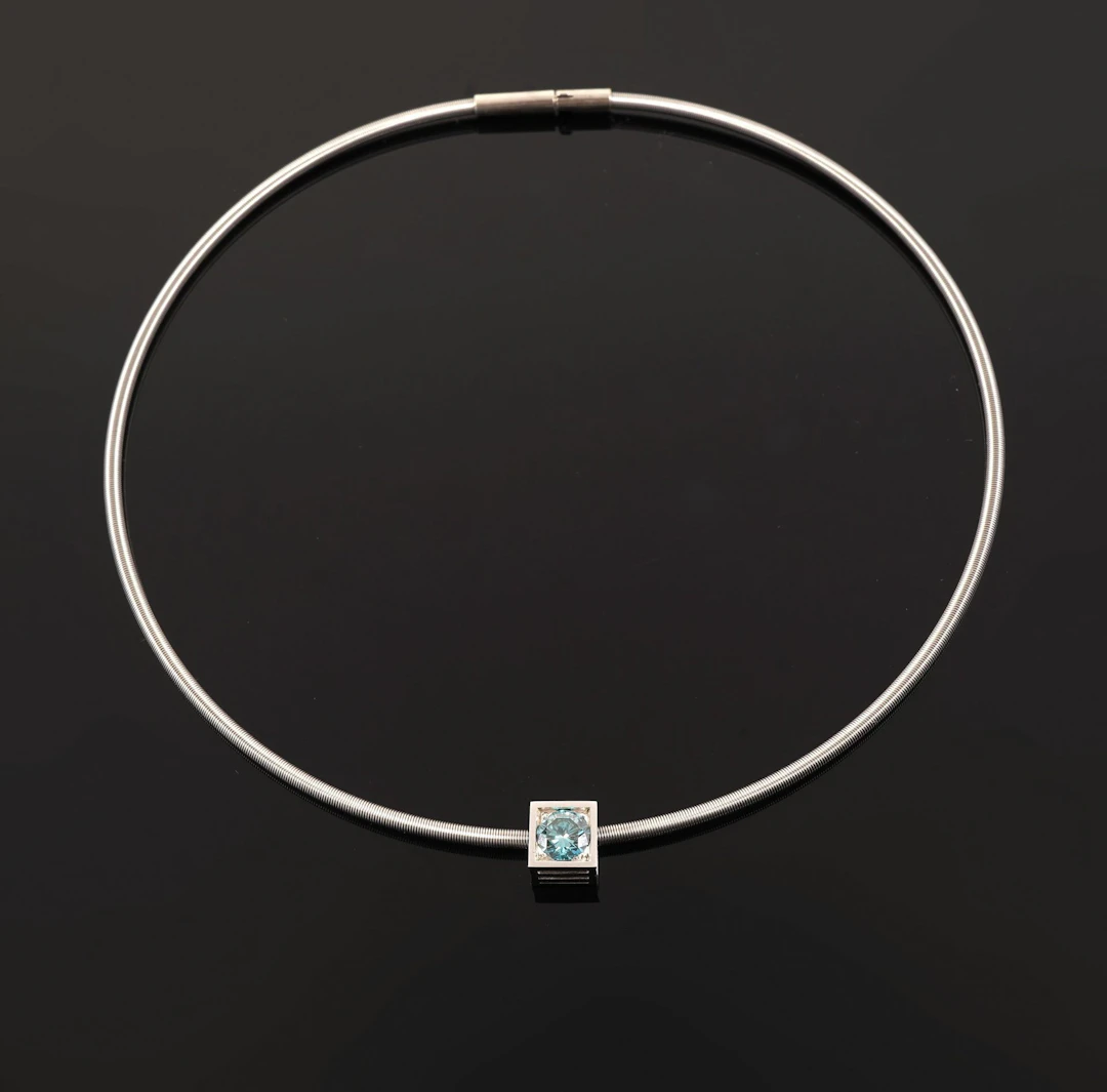 An 18k white gold pendant (750 parts per thousand) featuring - Lot 235