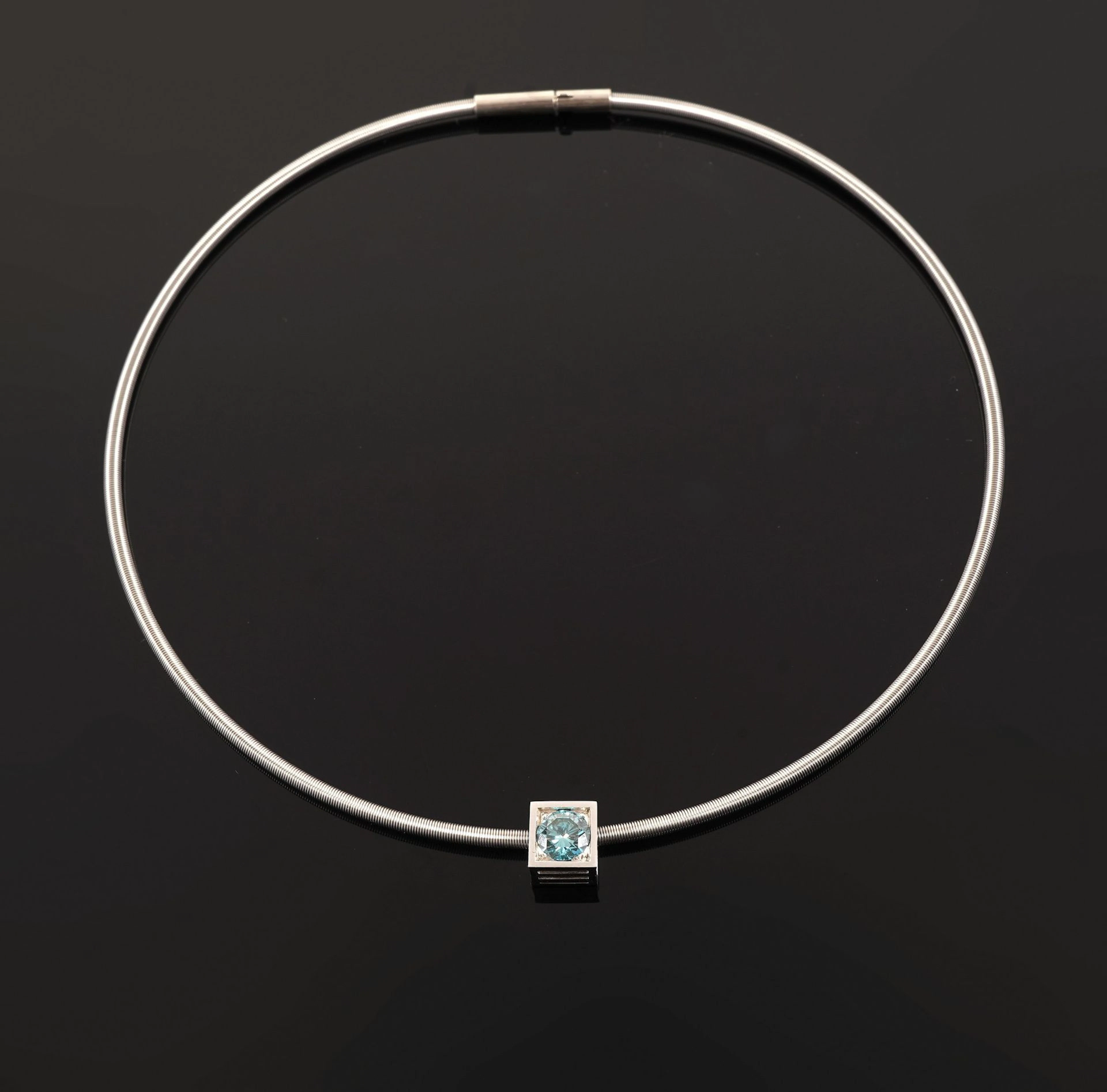 An 18k white gold pendant (750 parts per thousand) featuring - Lot 235