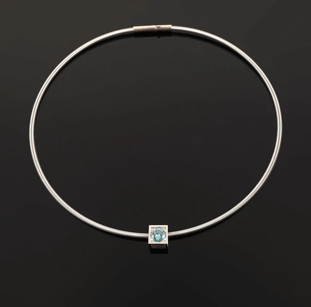 An 18k white gold pendant (750 parts per thousand) featuring - Lot 235