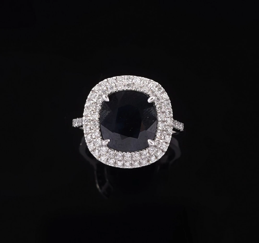 An 18k white gold ring (750 parts per thousand) featuring a - Lot 321