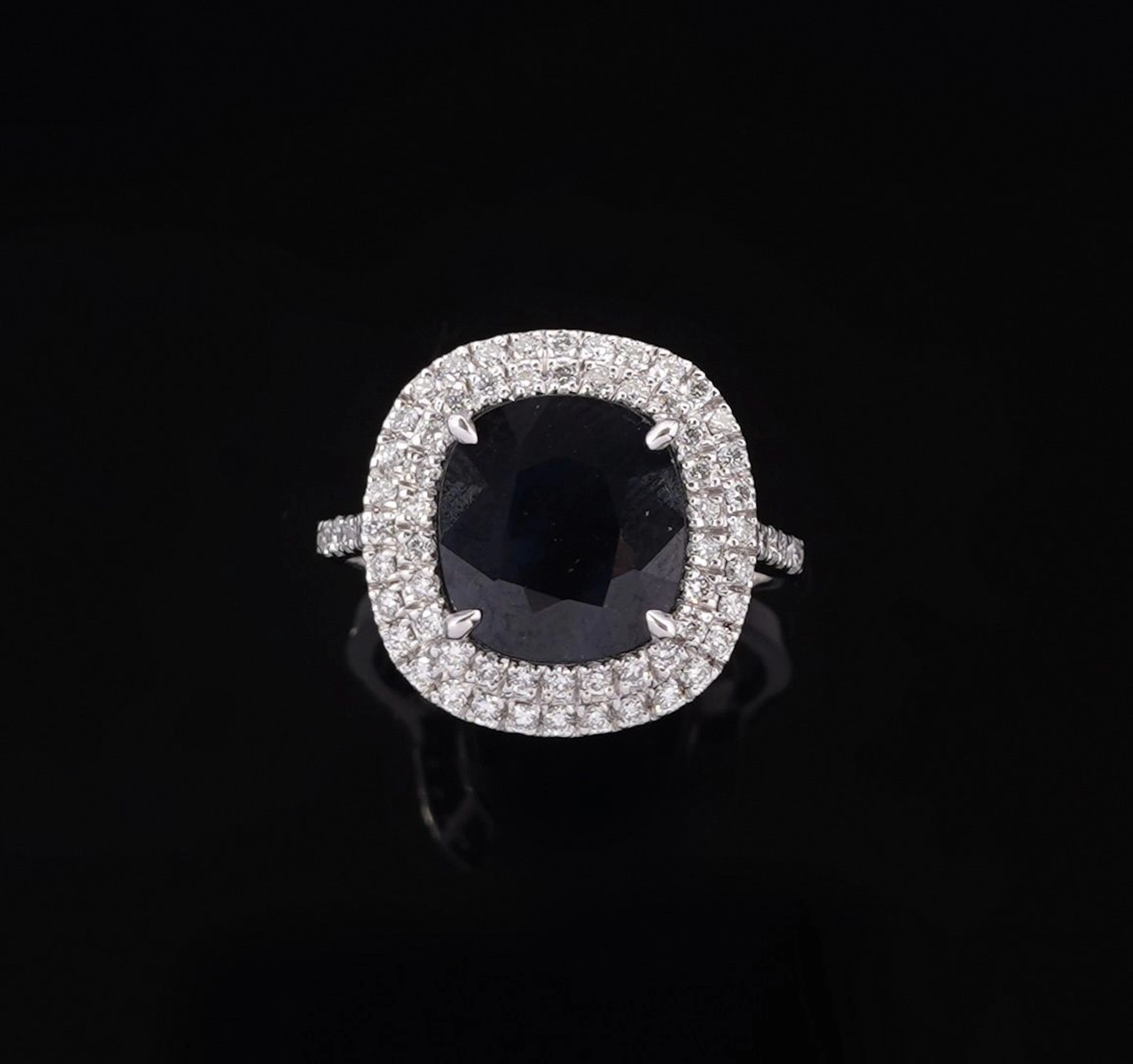 An 18k white gold ring (750 parts per thousand) featuring a - Lot 321