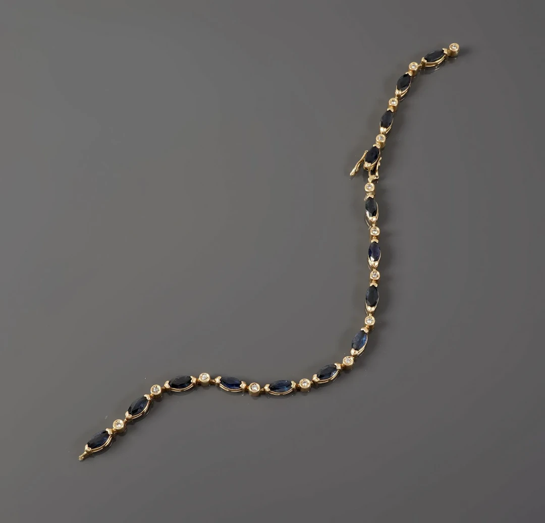 18k yellow gold (750) link bracelet set with alternating 14 - Lot 319