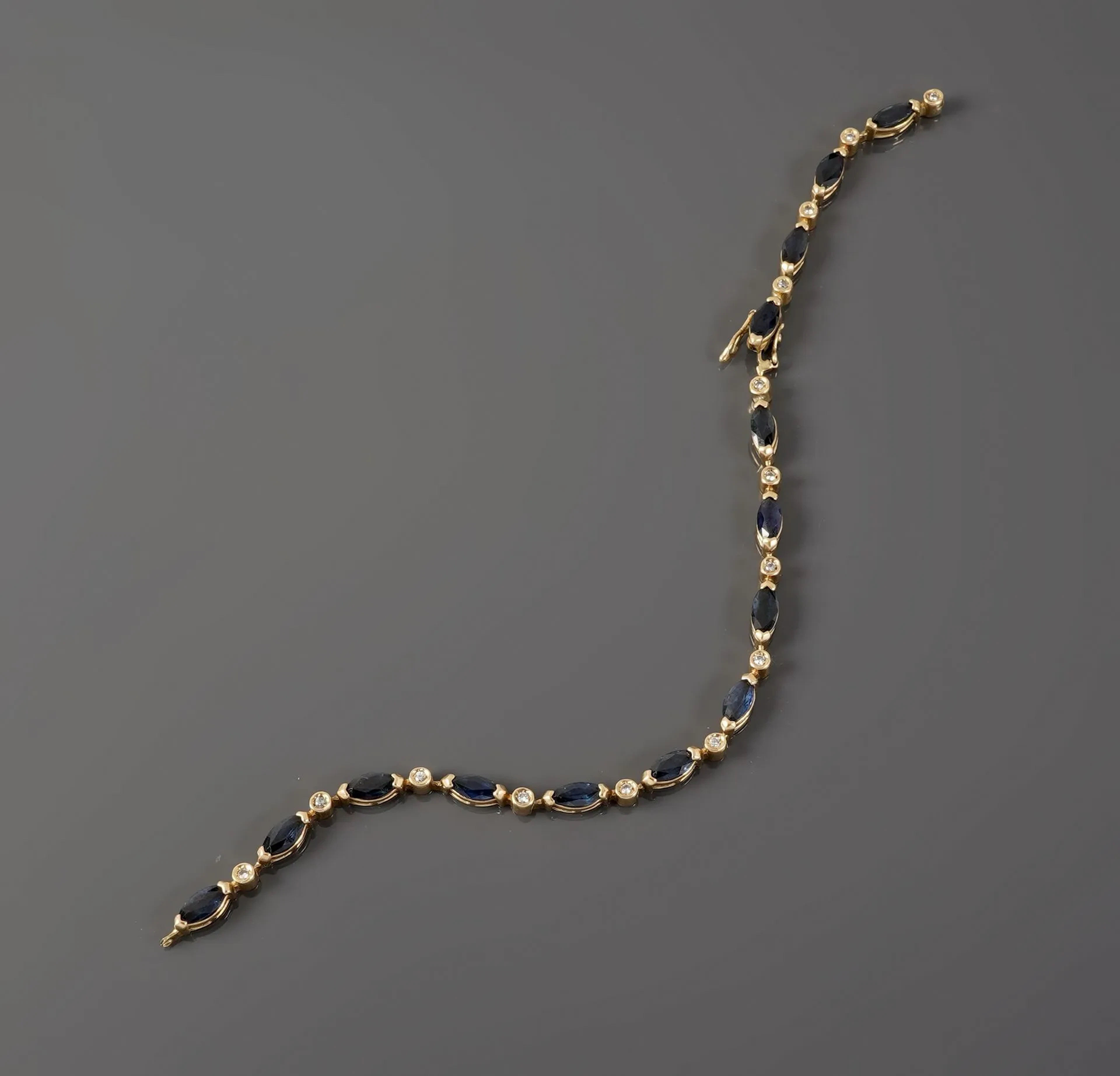 18k yellow gold (750) link bracelet set with alternating 14 - Lot 319
