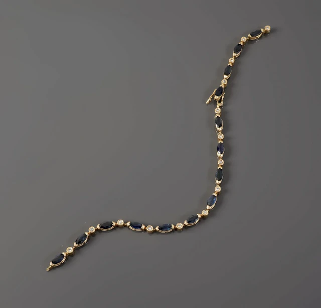 18k yellow gold (750) link bracelet set with alternating 14 - Lot 319