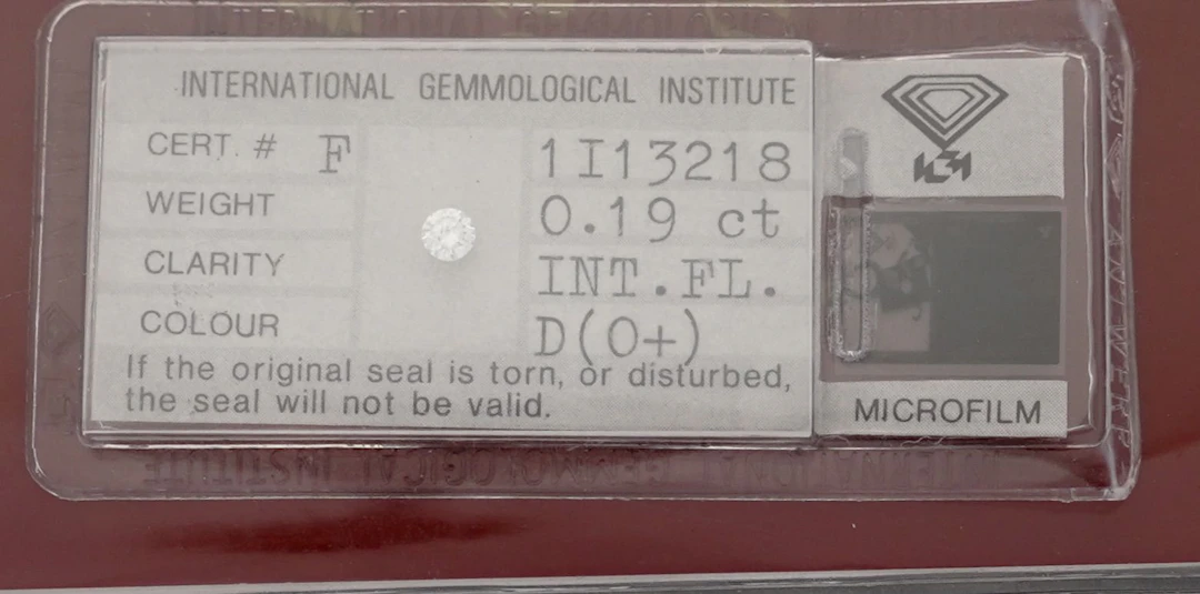 A diamond on paper (sealed) accompanied by its IGI certifica - Lot 253