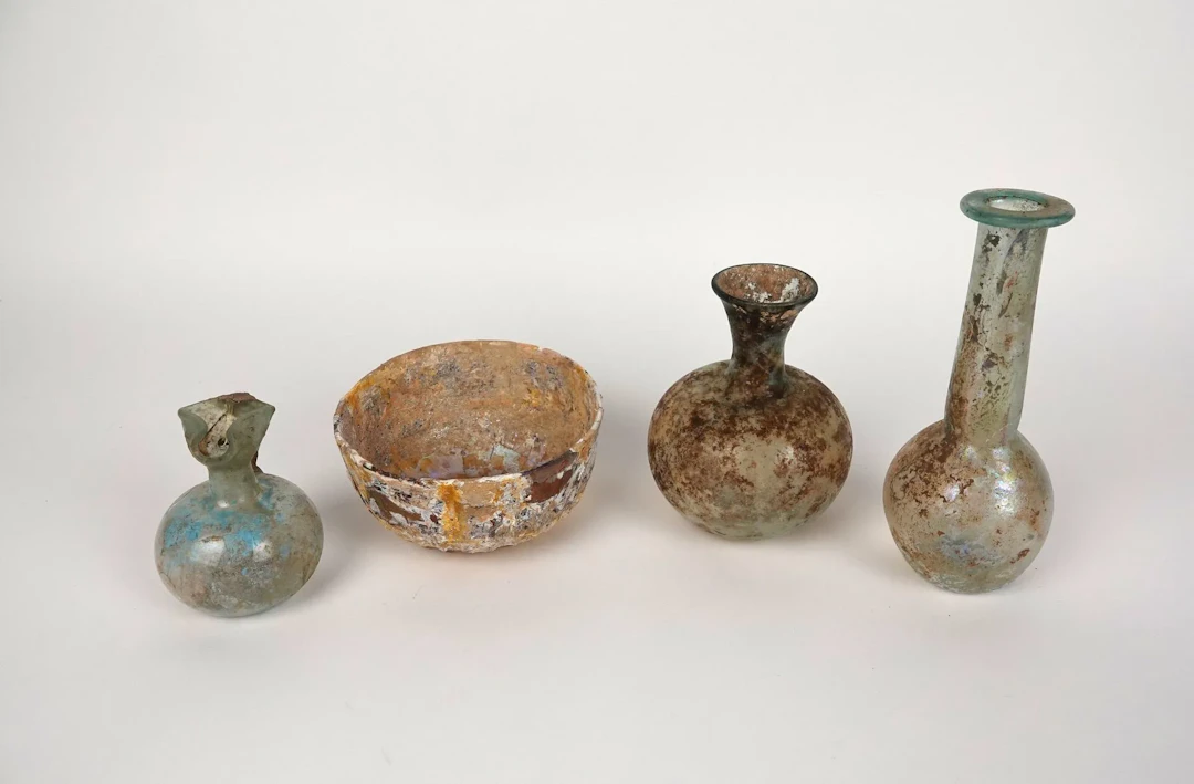 Set of 4 shaped pieces consisting of a fluted bowl, a long-n - Lot 246