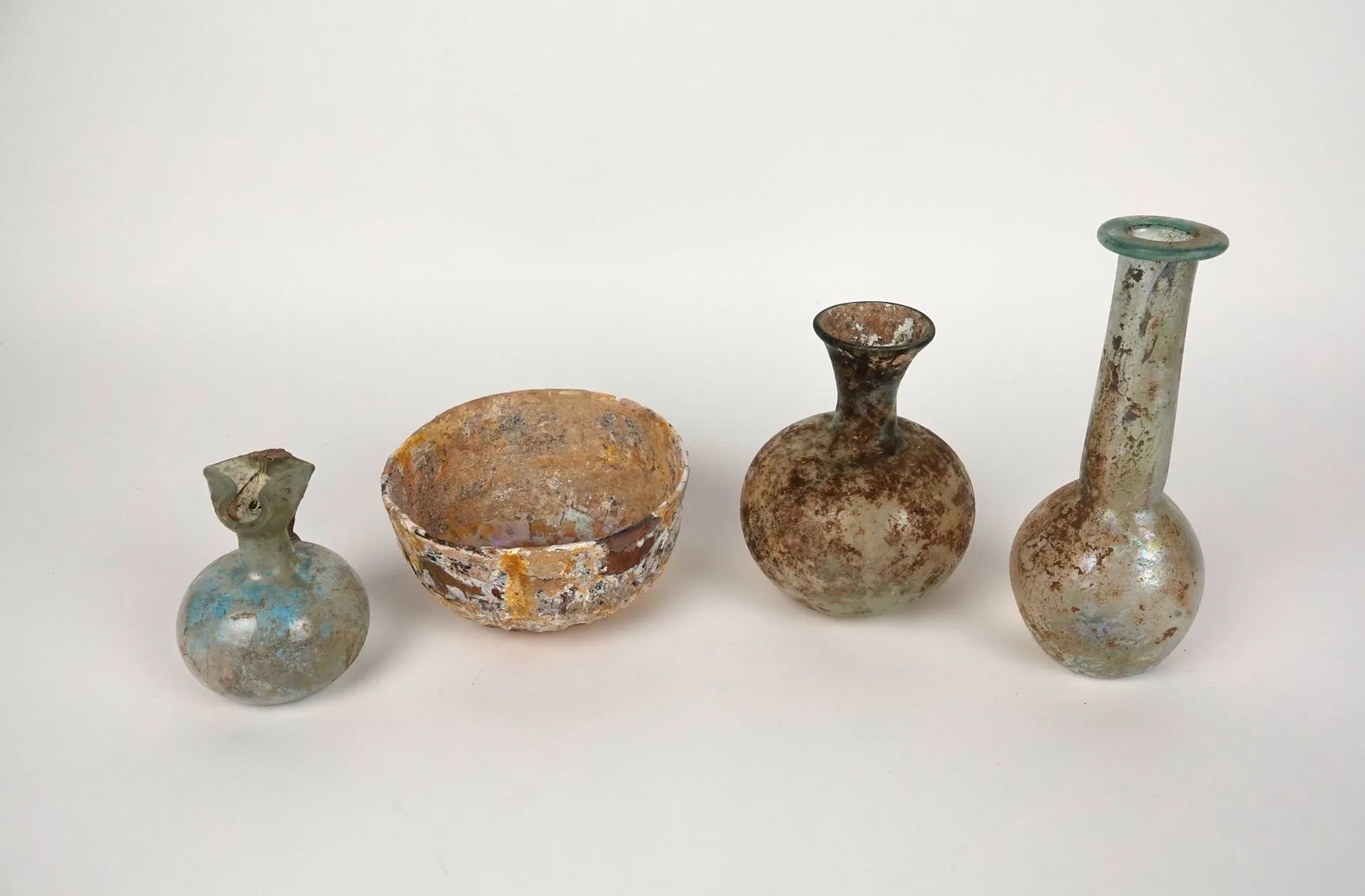Set of 4 shaped pieces consisting of a fluted bowl, a long-n - Lot 246