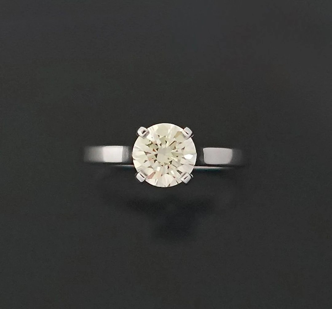18K white gold (750) solitaire ring set with a modern-cut di - Lot 279