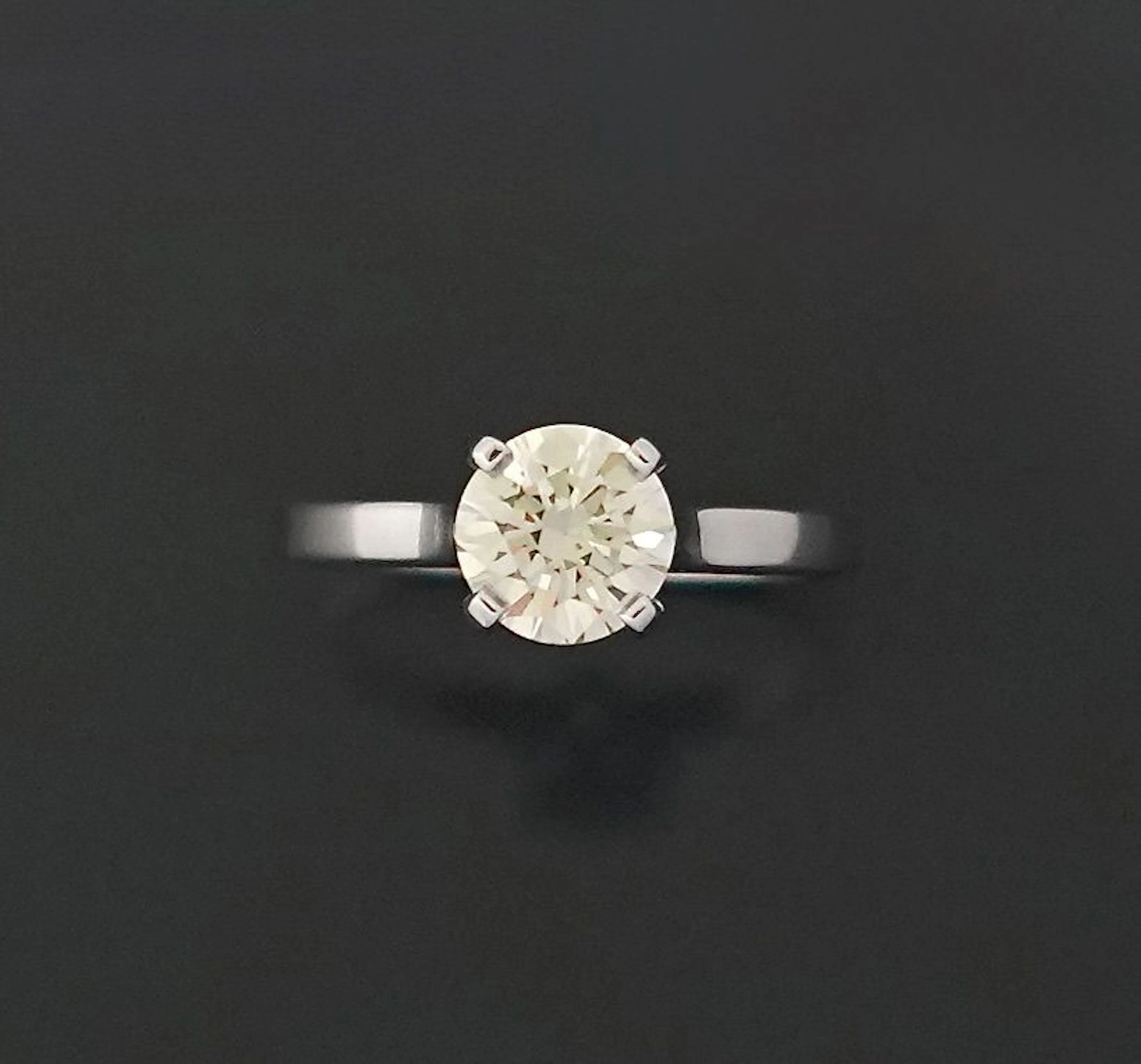 18K white gold (750) solitaire ring set with a modern-cut di - Lot 279