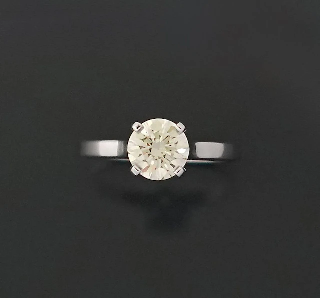 18K white gold (750) solitaire ring set with a modern-cut di - Lot 279