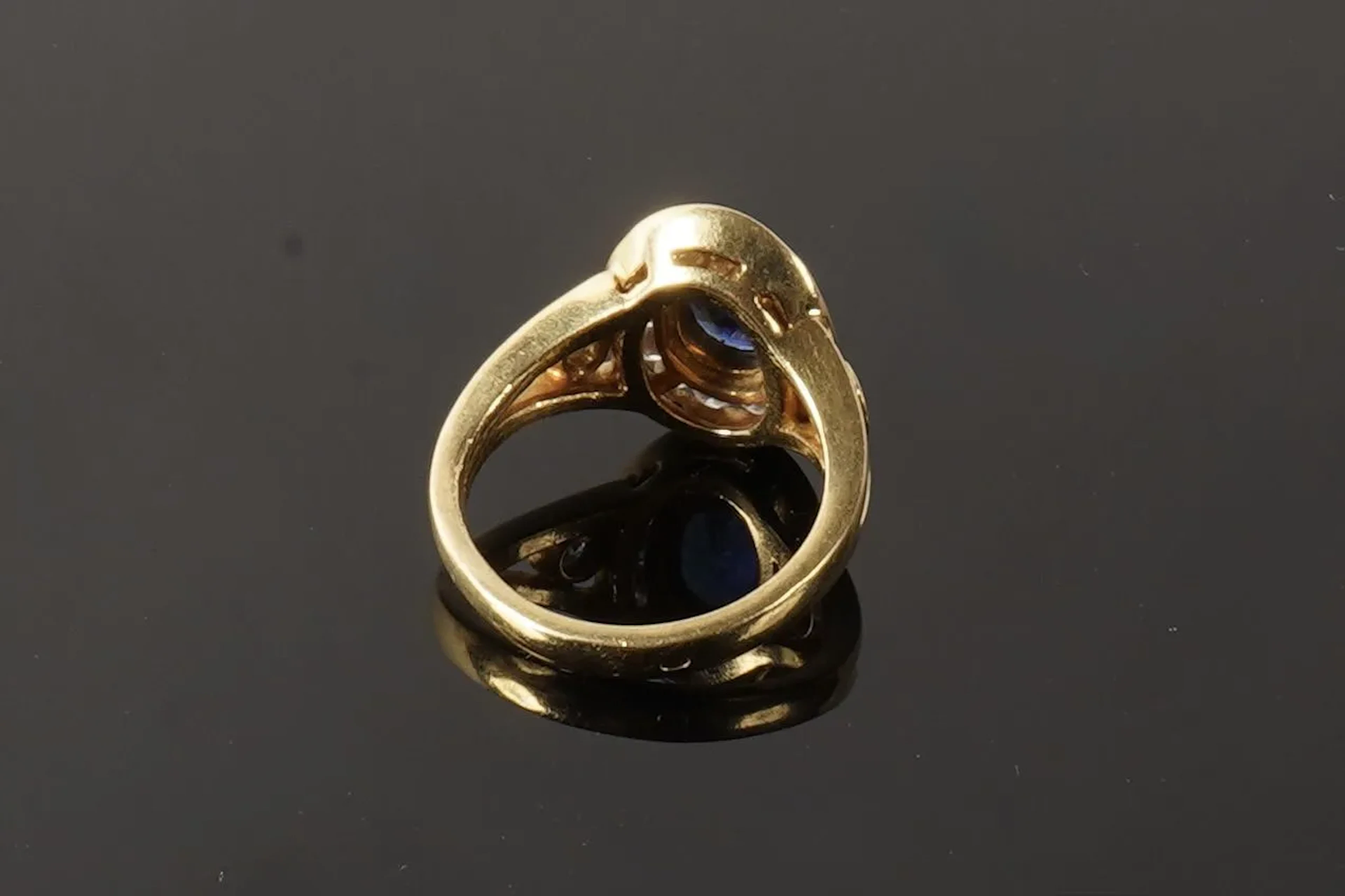 An 18k yellow gold ring (750 parts per thousand) featuring a - Lot 326