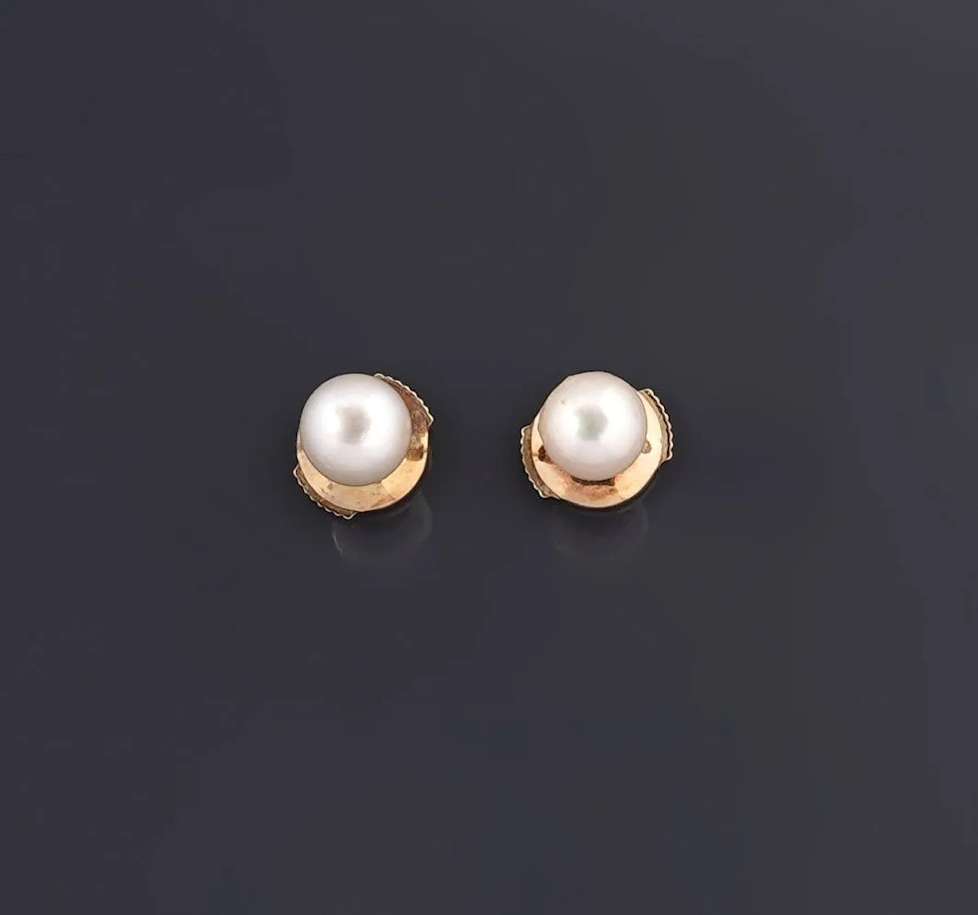 Pair of 18k yellow gold (750) stud earrings set with culture - Lot 191