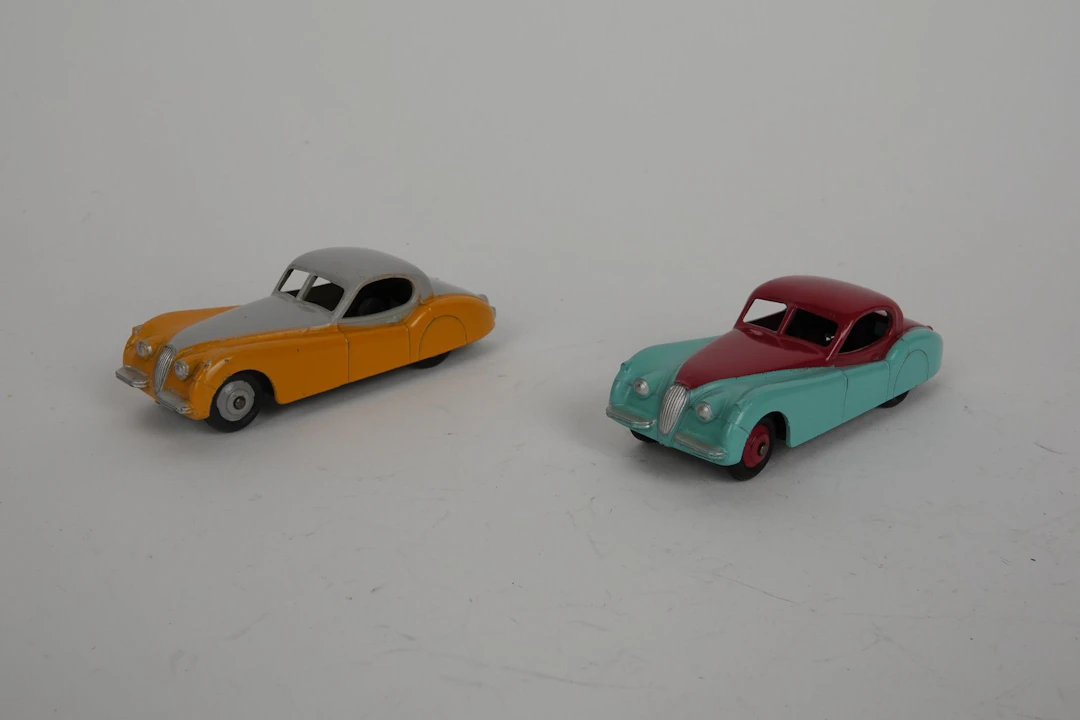 DINKY TOYS - ENGLAND (2) - Lot 61