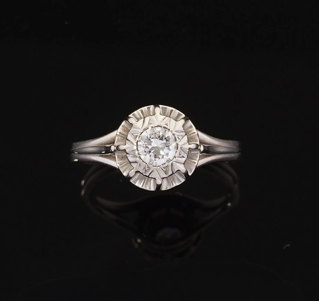 An 18k white gold solitaire ring (750 parts per thousand) se - Lot 229