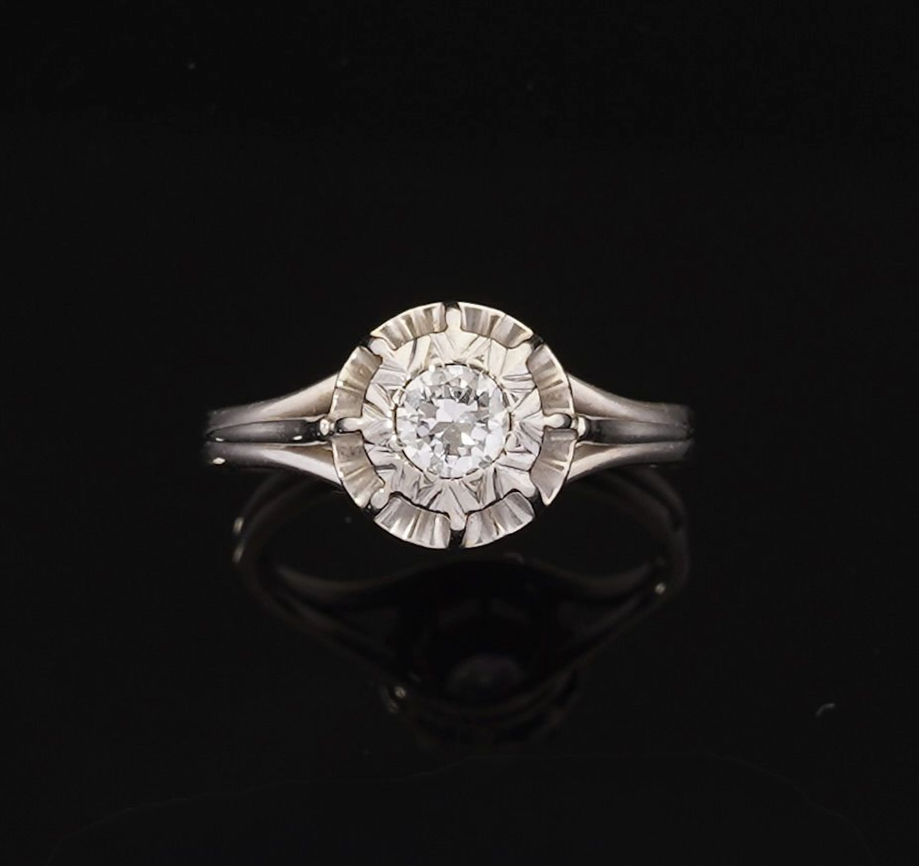 An 18k white gold solitaire ring (750 parts per thousand) se - Lot 229