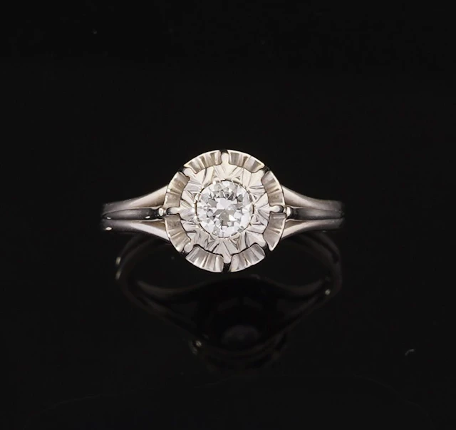An 18k white gold solitaire ring (750 parts per thousand) se - Lot 229