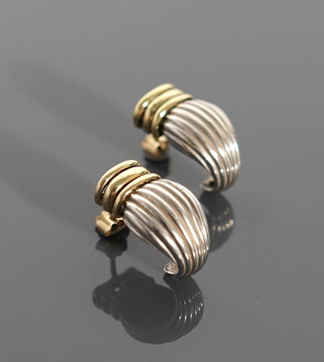 Pair of earrings in 18K yellow gold 750 thousandths and silv - Lot 216