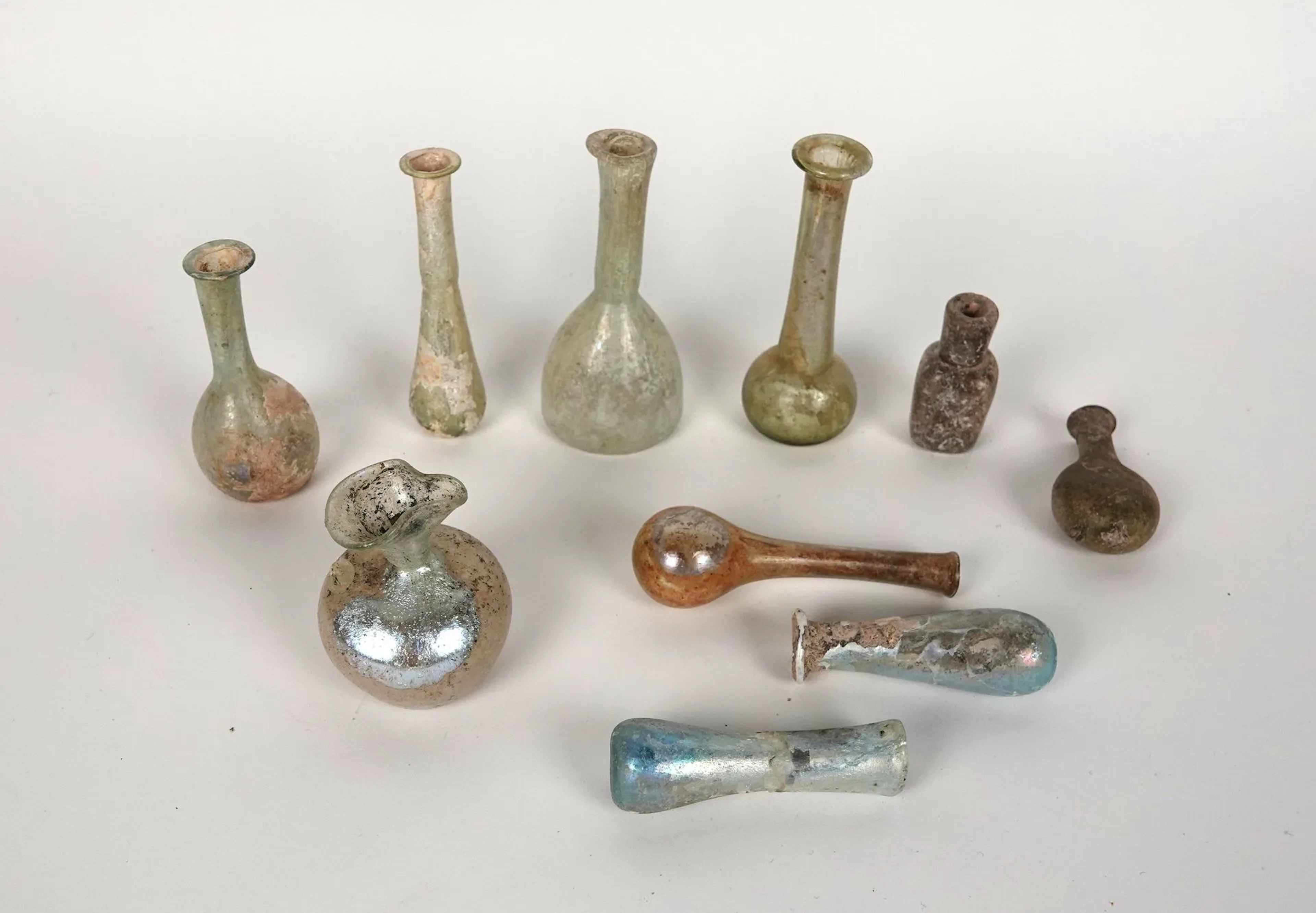 Set of 10 bottles of various shapes, mainly long-necked, ung - Lot 223