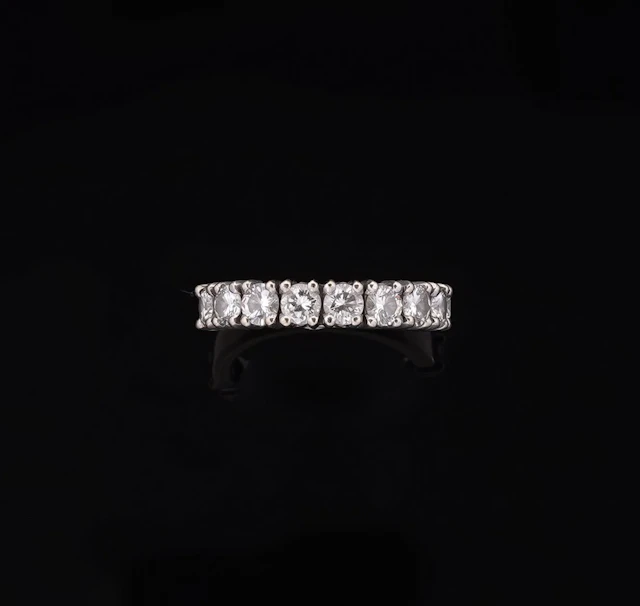 18k white gold (750) wedding band set with 9 modern-cut diam - Lot 249