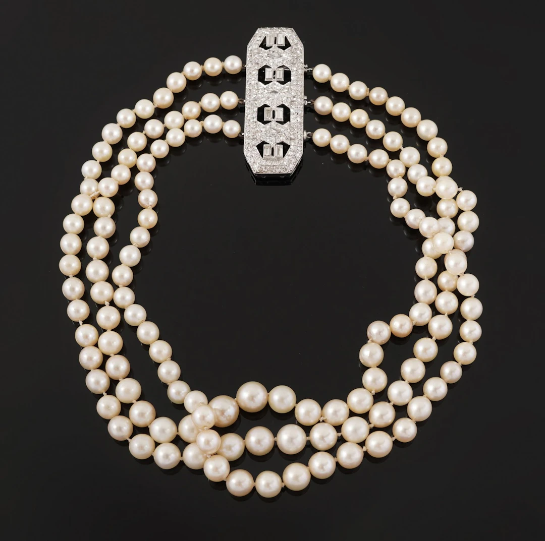 A choker featuring three rows of cream-colored cultured pear - Lot 137