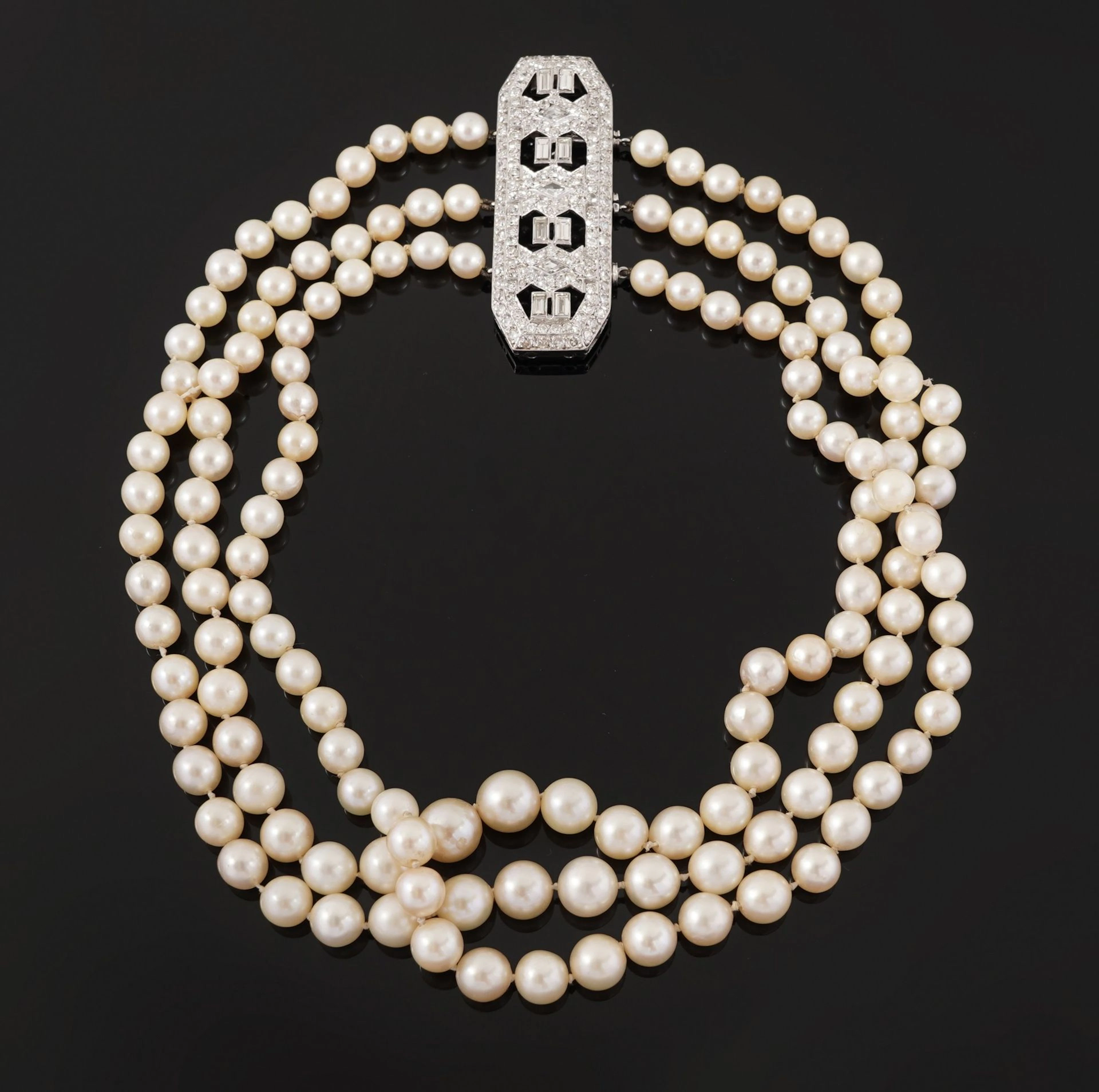 A choker featuring three rows of cream-colored cultured pear - Lot 137
