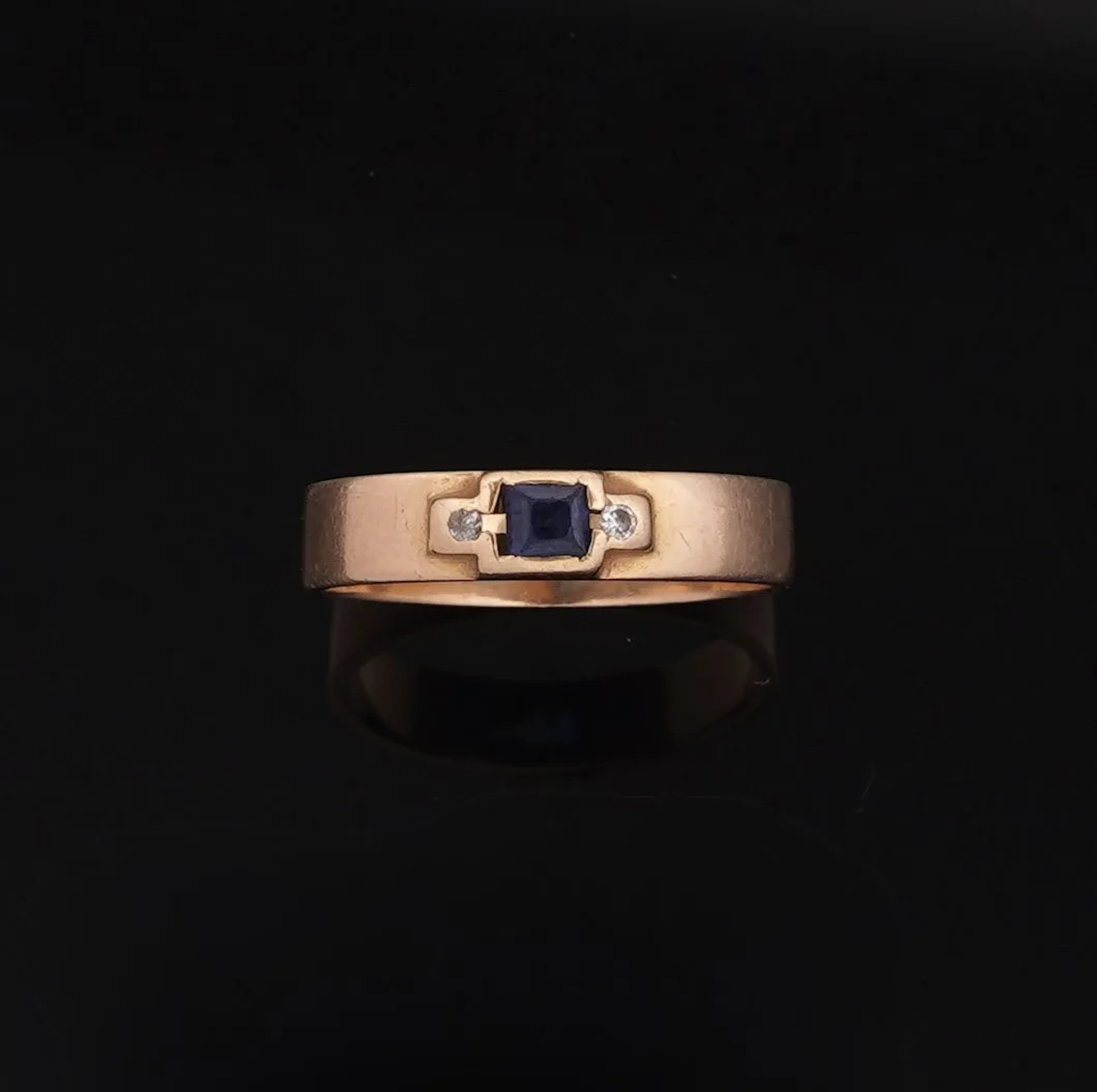 18k yellow gold ring (750 parts per thousand) set with a squ - Lot 308