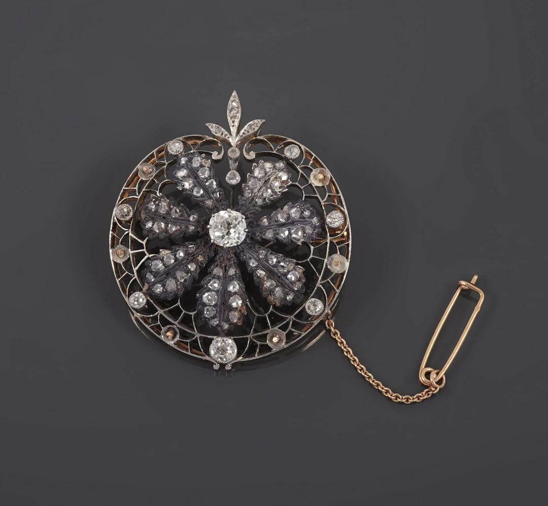 Circular brooch-pendant in 18k yellow gold (750 parts per th - Lot 151
