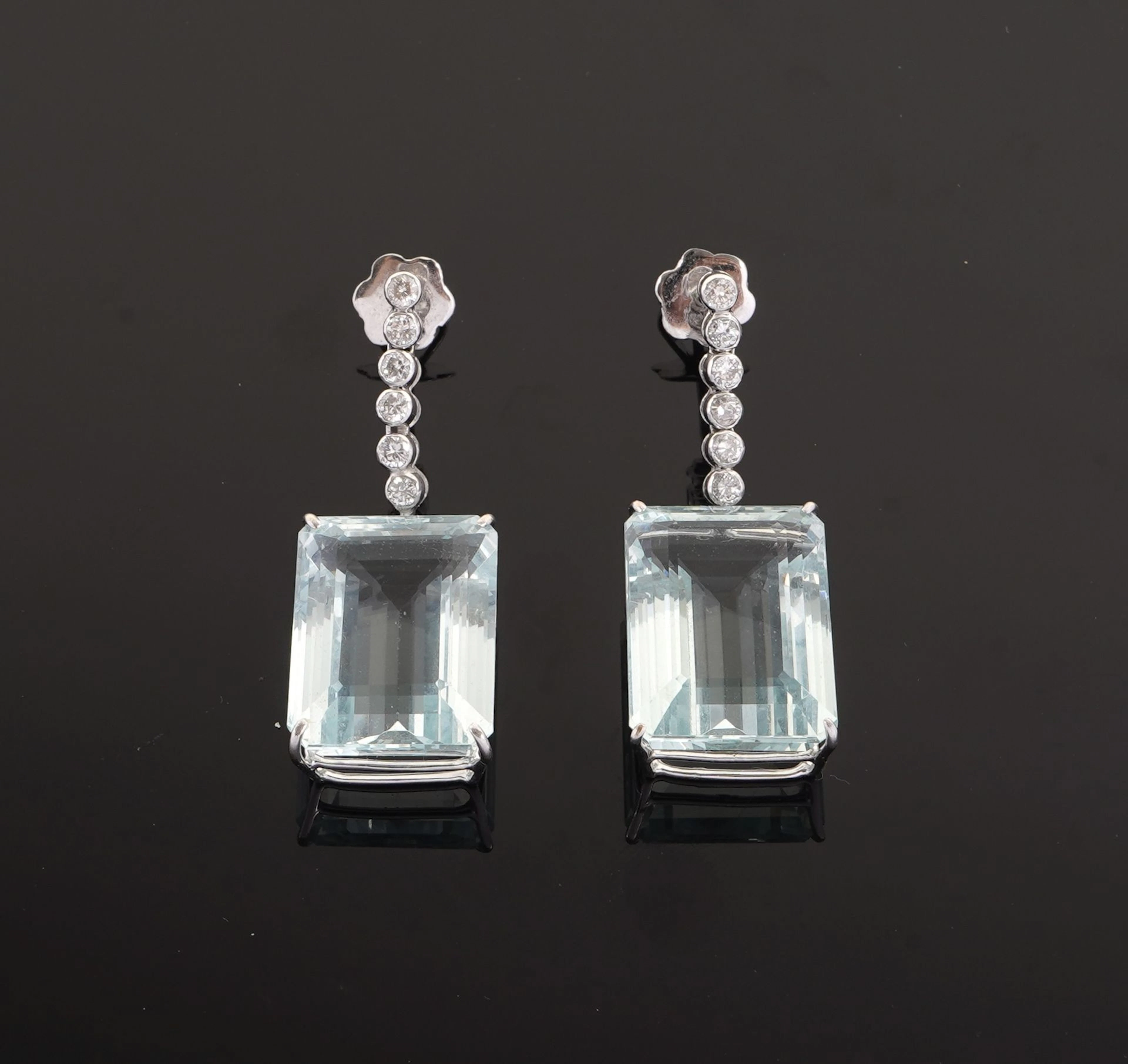 Pair of 14k white gold (585) earrings featuring a row of 6 m - Lot 176