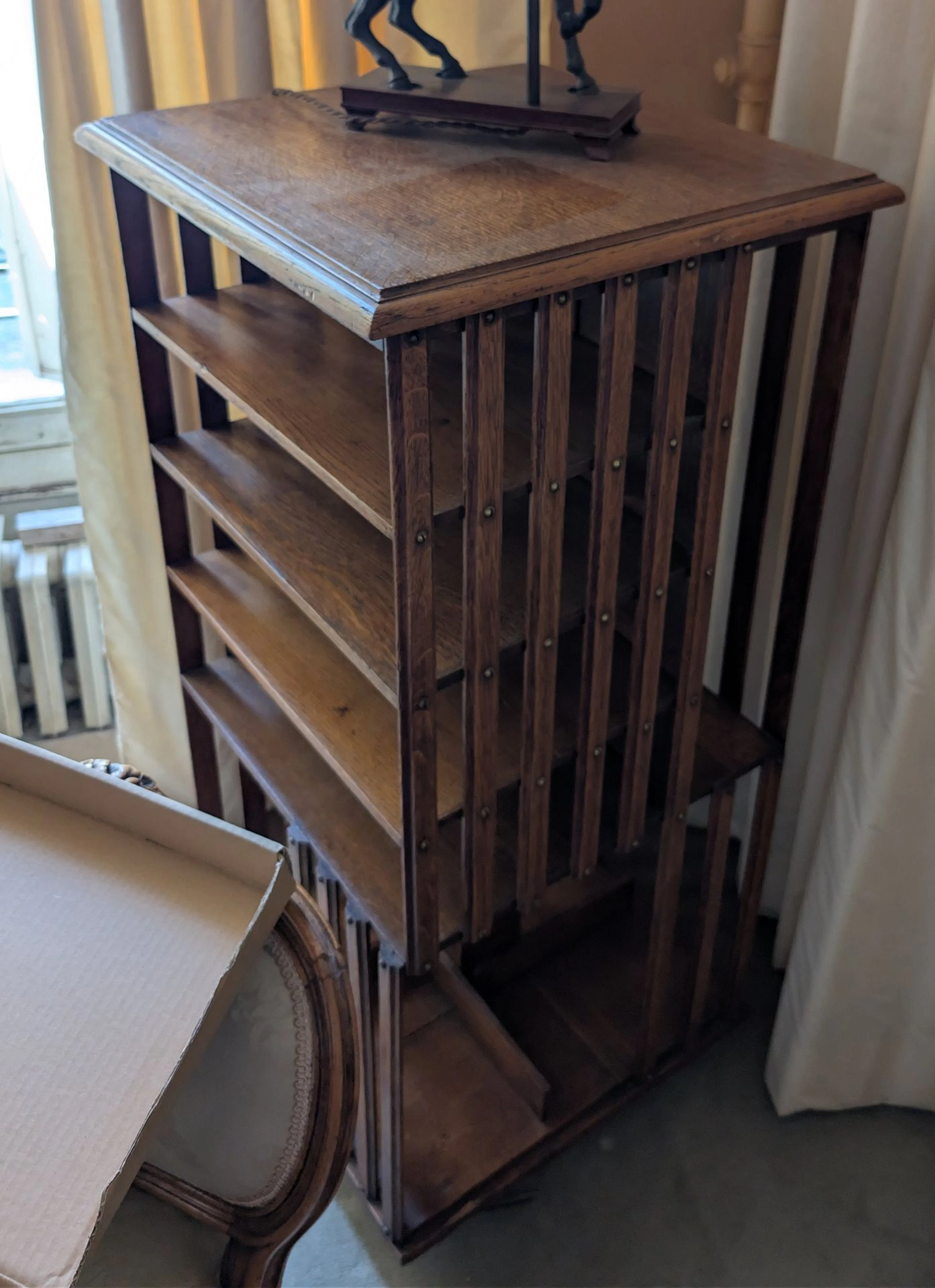 Rotating music cabinet made of natural wood - Lot 648