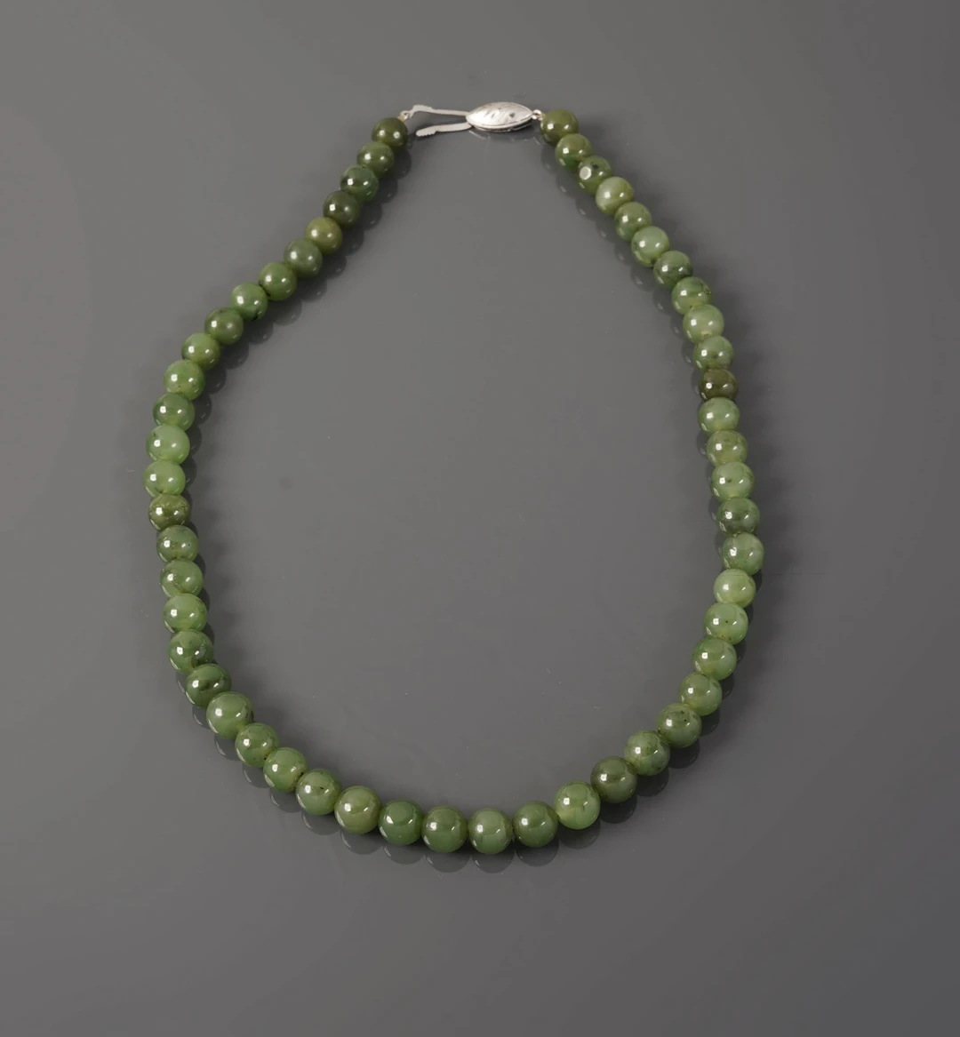 Necklace consisting of a single strand of jade beads strung - Lot 70