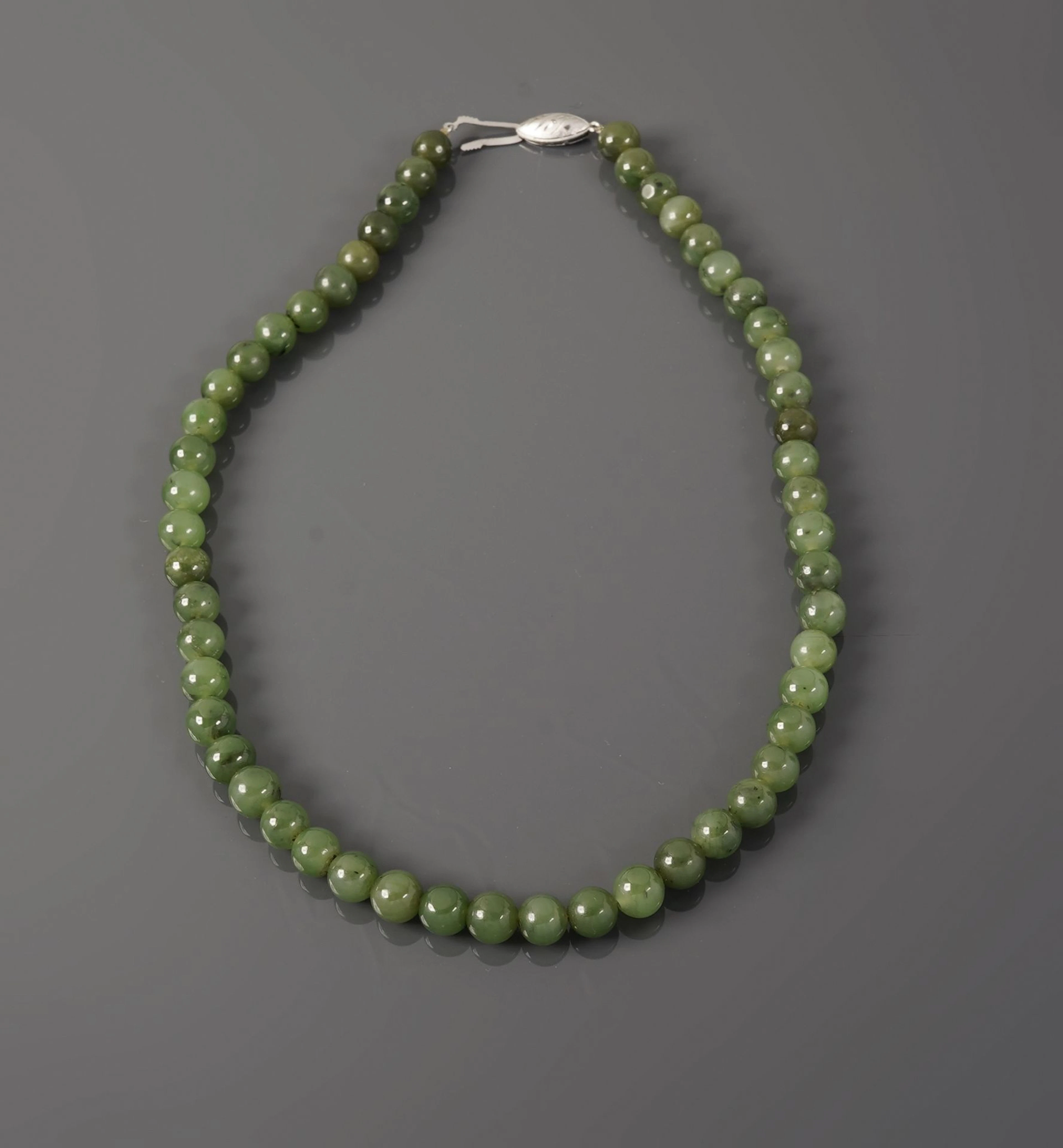 Necklace consisting of a single strand of jade beads strung - Lot 70