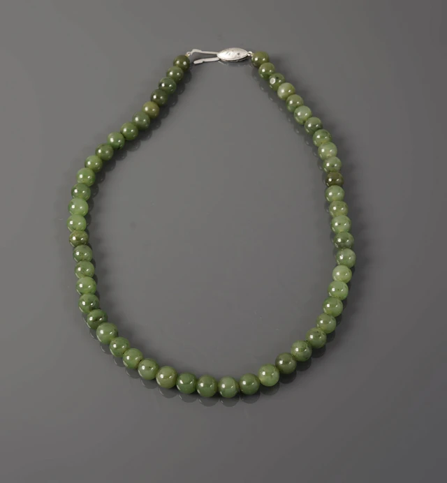Necklace consisting of a single strand of jade beads strung - Lot 70