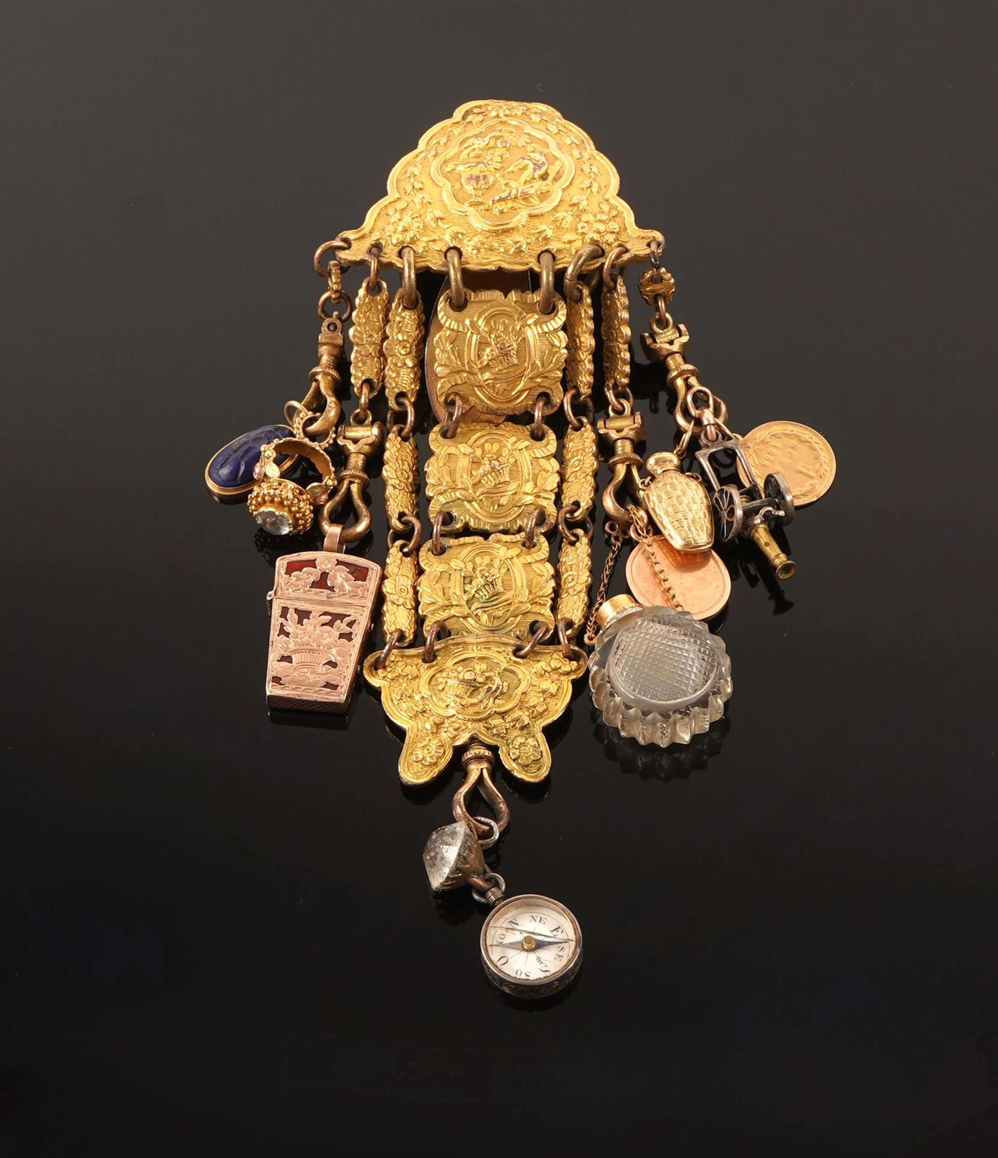 A gilded metal chatelaine, consisting of hinged plates decor - Lot 105