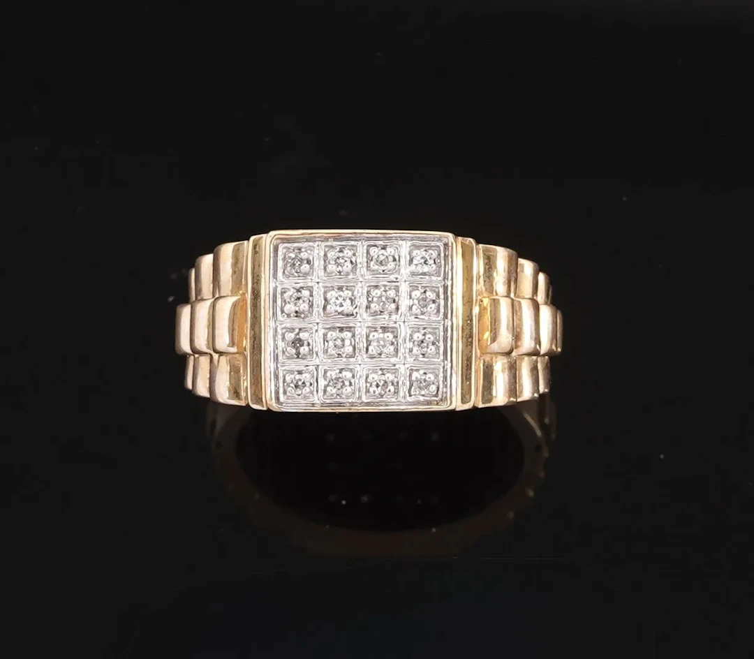An 18k white gold (750) dome ring set with an oval-cut aquam - Lot 192