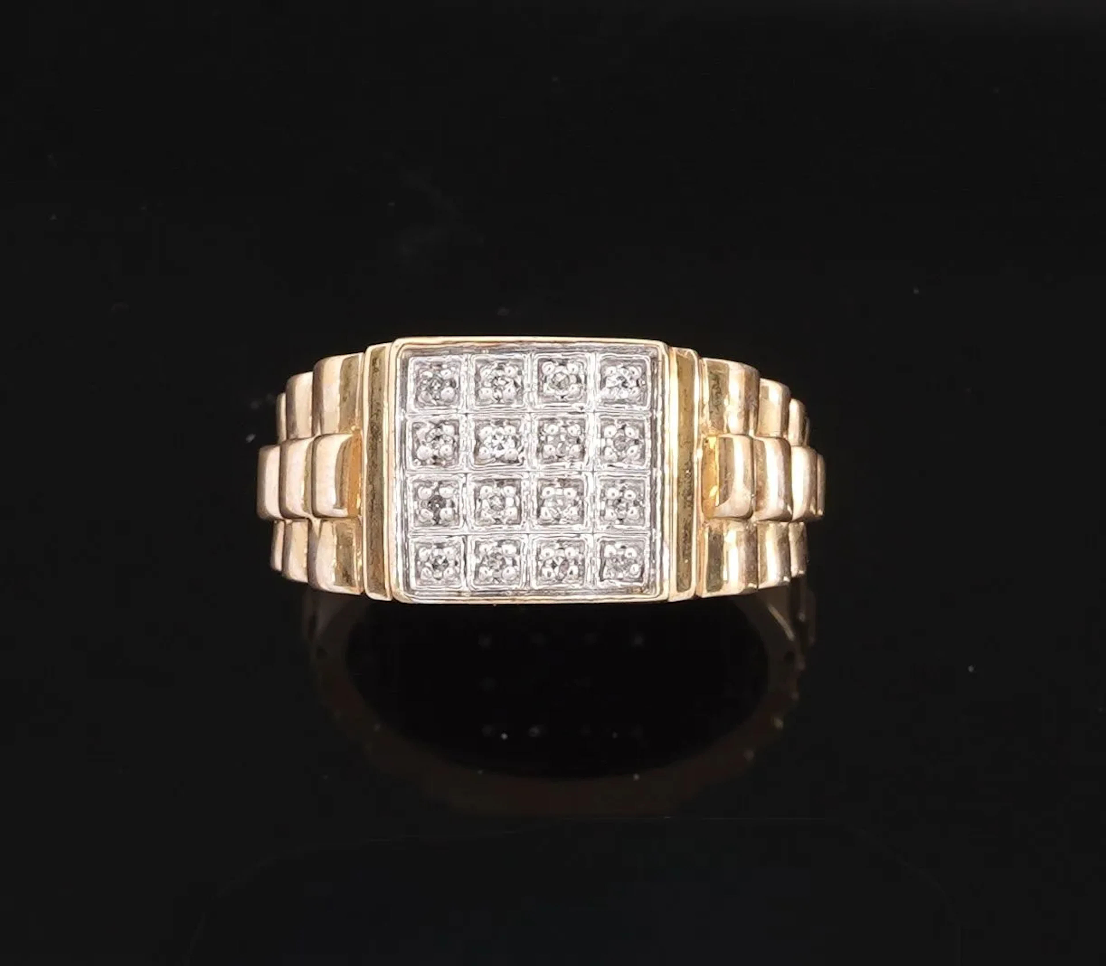 An 18k white gold (750) dome ring set with an oval-cut aquam - Lot 192
