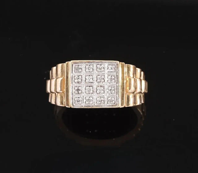 A 9k yellow gold ring (375 parts per thousand) featuring a s - Lot 263