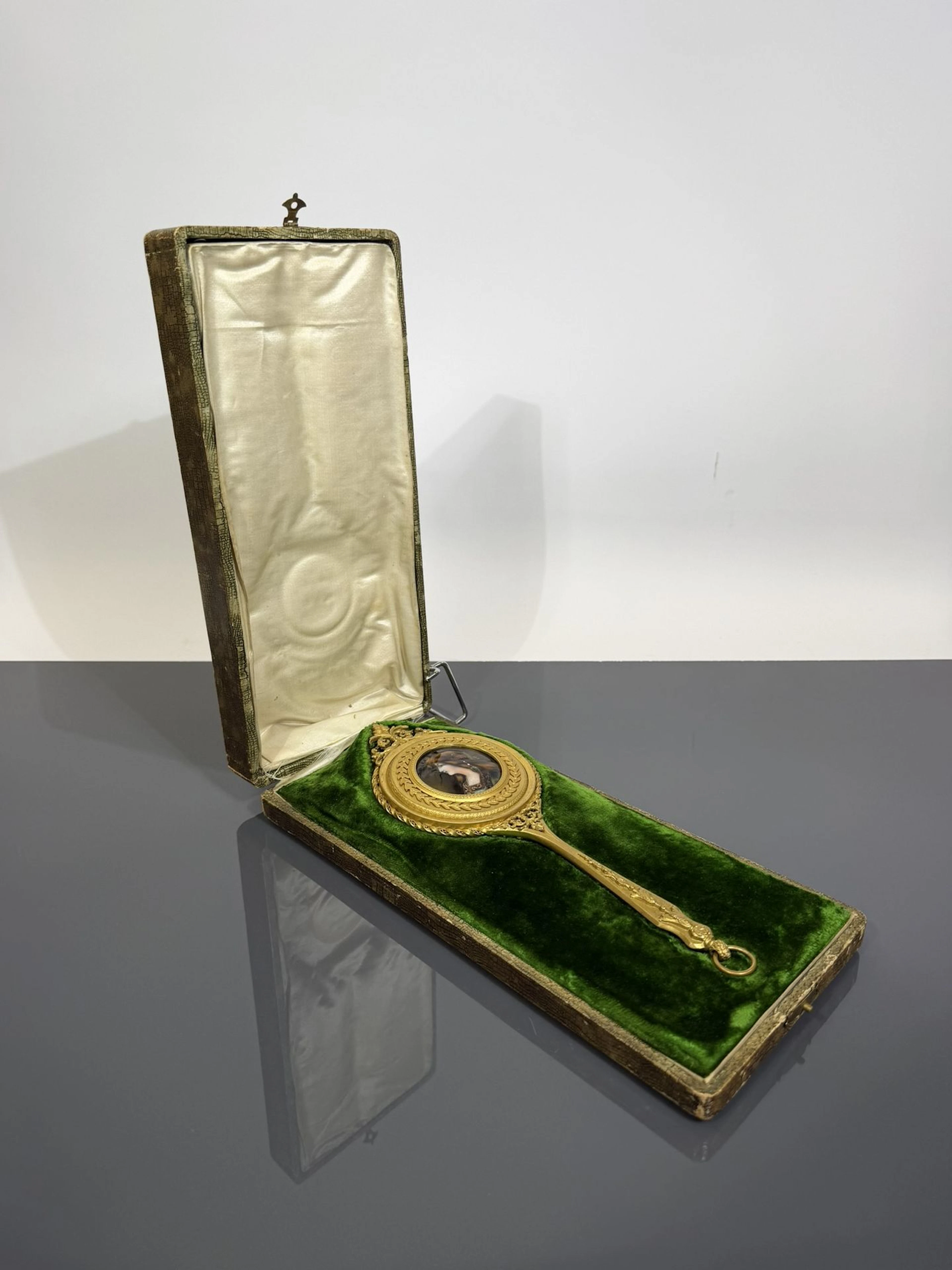 Elegant gilded bronze hand mirror with painted enamel decora - Lot 283