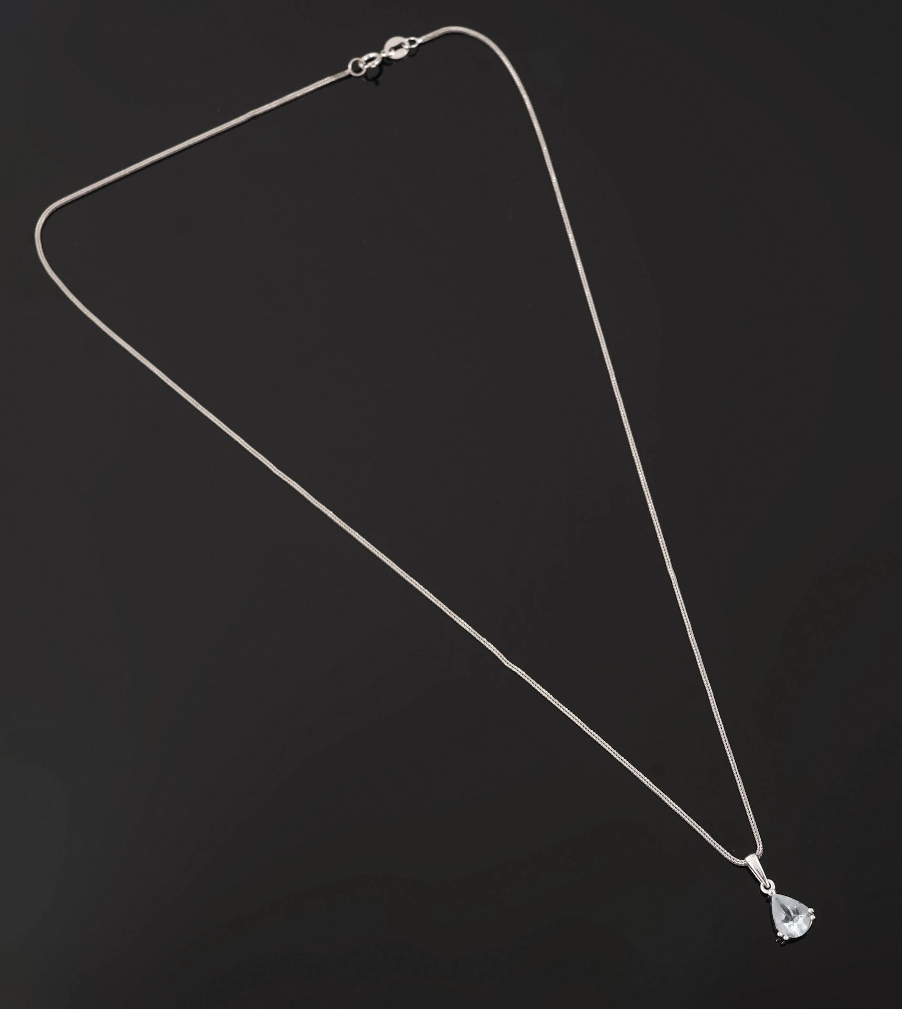 An 18k white gold (750) necklace with a Venetian link chain, - Lot 189