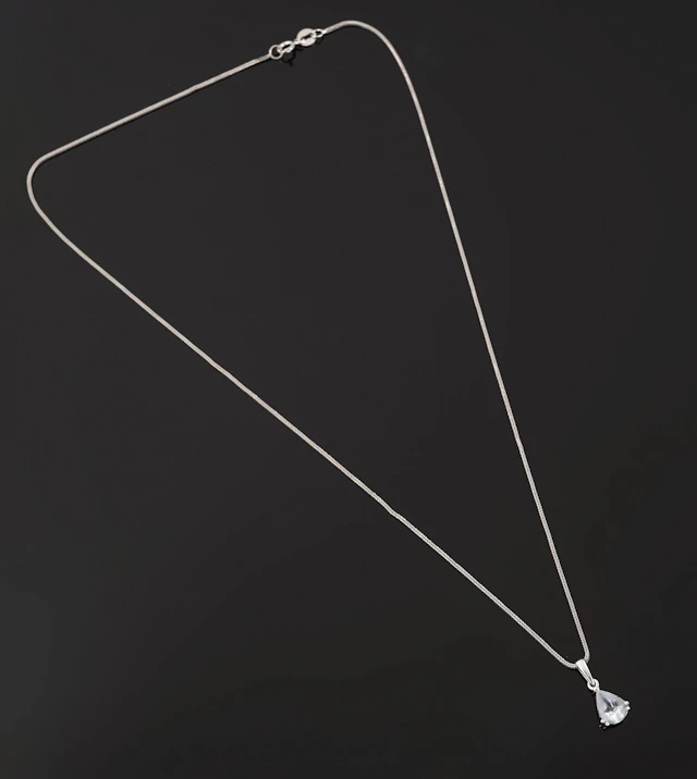 An 18k white gold (750) necklace with a Venetian link chain, - Lot 189