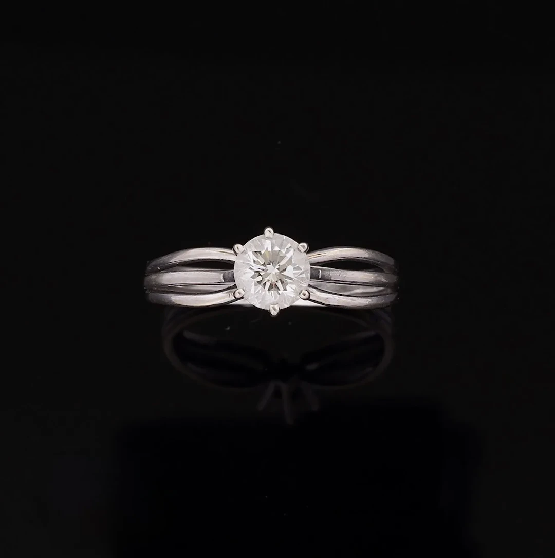 An 18k white gold solitaire ring (750 parts per thousand) se - Lot 231