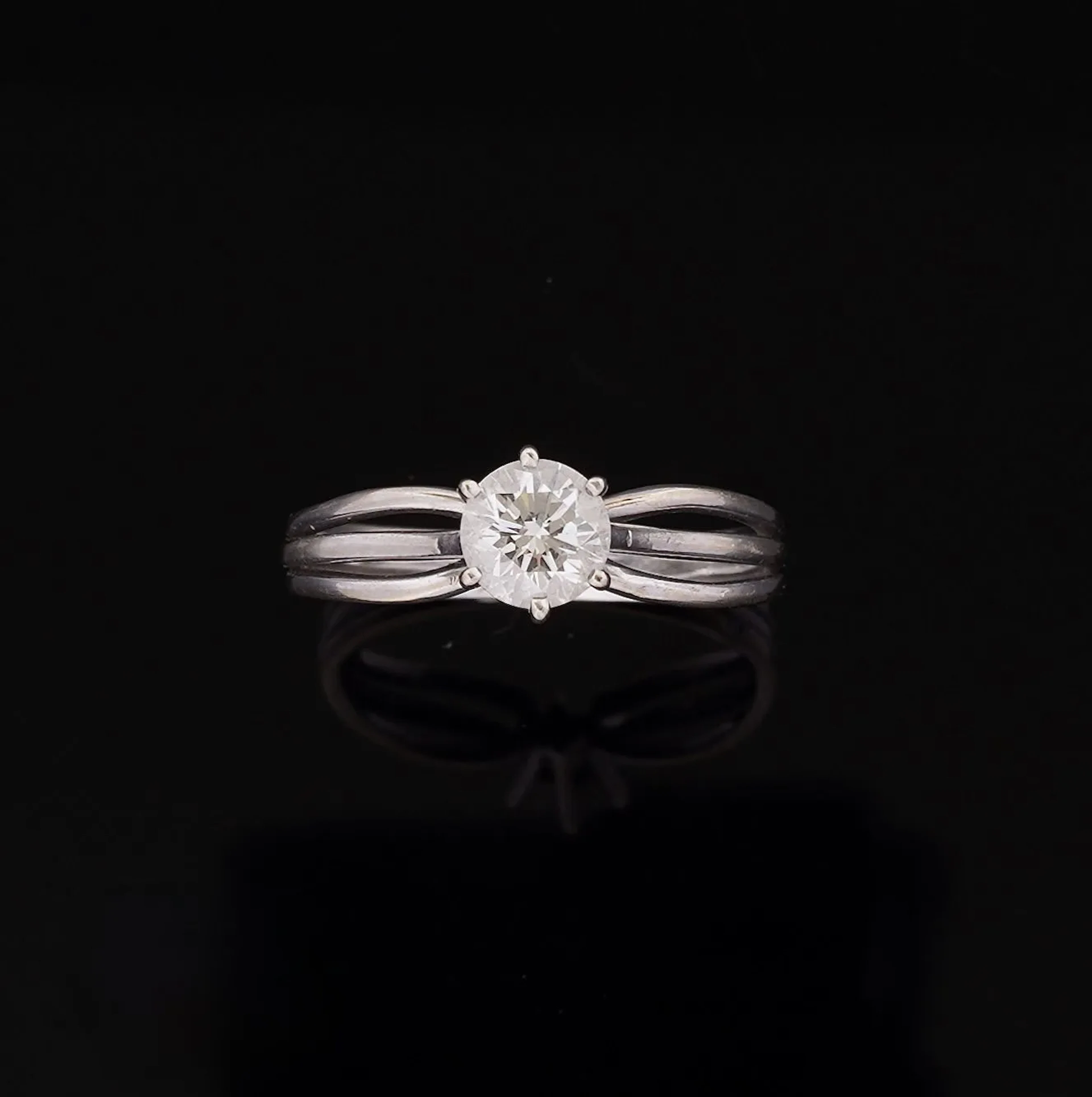 An 18k white gold solitaire ring (750 parts per thousand) se - Lot 231