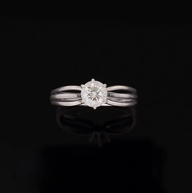 An 18k white gold solitaire ring (750 parts per thousand) se - Lot 231