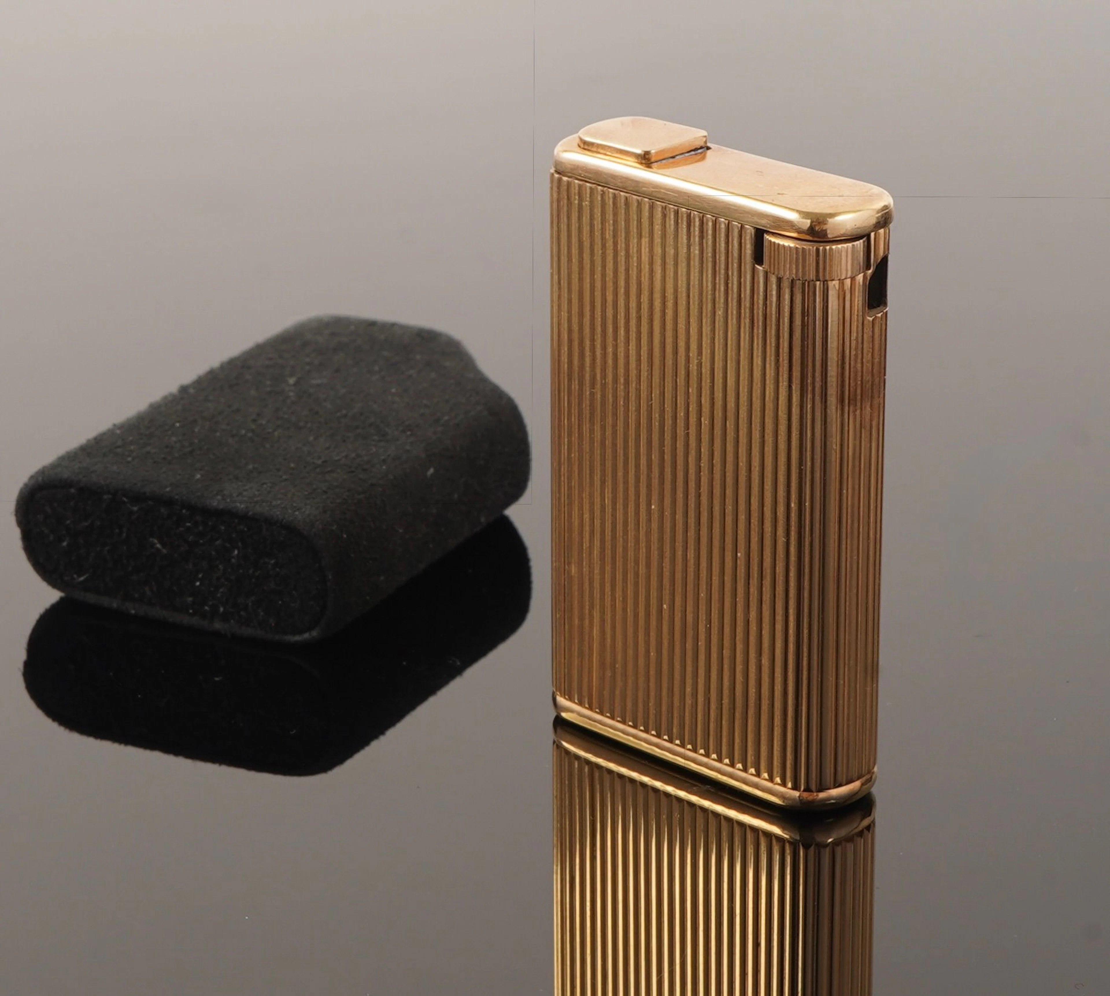 18k yellow gold lighter (750 parts per thousand) with a stri - Lot 19